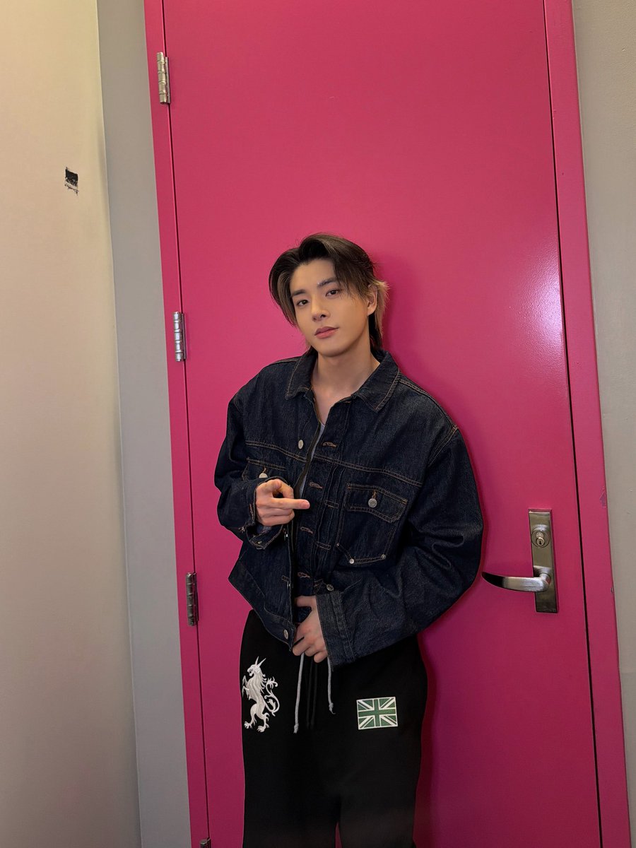enhypenweverse's tweet photo. [ #제이크’s DM ] 260802

🐺: [Video]
🐺: It's the last US concert
🐺: You knew that I was about to come??
🐺: Hehe
🐺: I took a separate one for ENGENE
🐺: [Pictures]
🐺: What do you think?
🐺: Are the pictures okay?
🐺: Thank you~~
🐺: 🥰

@ENHYPEN_members @ENHYPEN #ENHYPEN #엔하이픈 #JAKE