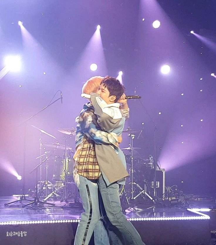 228_uu's tweet photo. 너무 그리웟어요 .... ㅜㅜ
그러니까우리도 작심삼일에서 오랜만에 꺼내서 너무너무 조앗엇는데 가사따라 > 그 모습 그대로< 다시 볼 수 잇게되다니 .....🥹 https://t.co/eYfLlRJ2Oa