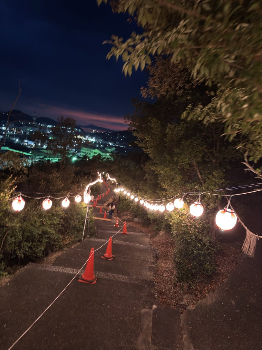 kuma3593's tweet photo. 遂に夏祭りのあのシーンを聖地で見ることができました
去年はライトアップしてから登れなかったので今年こそはと思っていましたが、
夜のライトアップされた神社へ続く道を
君と光を聴きながら登るのは最高でした！

#高木さん https://t.co/ulQ4J3aHXN
