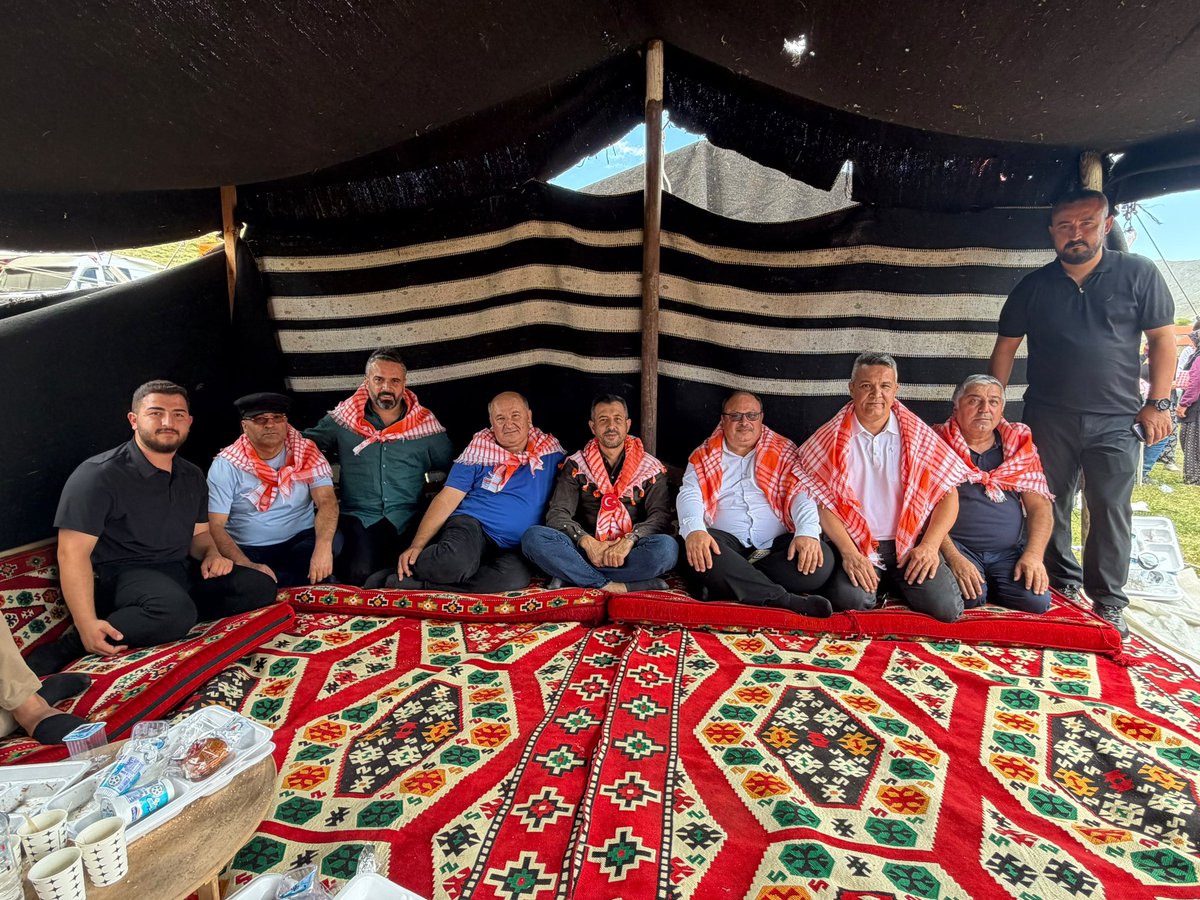 ahmetsoker7's tweet photo. Milletvekilimiz Kemal Çelik (@kemalcelik007), Belediye Başkanımız Dr. Kadir Kumbul (@drkadirkumbul07) ve teşkilatımız ile birlikte 37. Anamas Çayır Yaylası Karakoyunlular Derneği Yörük Şöleni’ne katılarak Yörük kültürünün birlik ve beraberlik ruhuna ortak olduk.

Kültürümüzü, geleneklerimizi ve kardeşlik bağlarımızı yaşatan bu anlamlı organizasyonda emeği geçen başta Karakoyunlu Yörükleri Dernek Başkanı Mustafa Kuş olmak üzere katkı sunan herkese teşekkür ediyor; şölenin birlik, beraberlik ve dayanışmamıza güç katmasını diliyoruz.

@alicetin_07 
#HepBirlikteSerik