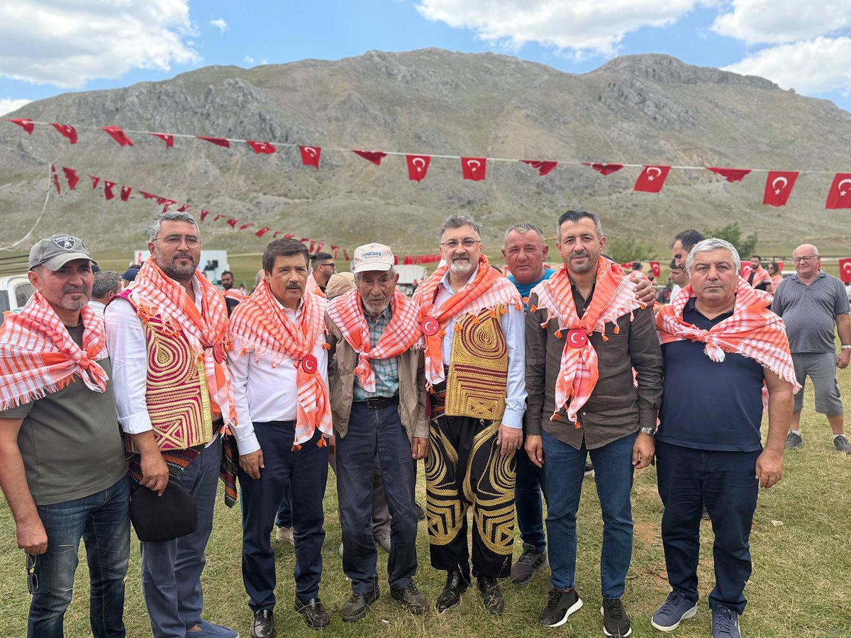 ahmetsoker7's tweet photo. Milletvekilimiz Kemal Çelik (@kemalcelik007), Belediye Başkanımız Dr. Kadir Kumbul (@drkadirkumbul07) ve teşkilatımız ile birlikte 37. Anamas Çayır Yaylası Karakoyunlular Derneği Yörük Şöleni’ne katılarak Yörük kültürünün birlik ve beraberlik ruhuna ortak olduk.

Kültürümüzü, geleneklerimizi ve kardeşlik bağlarımızı yaşatan bu anlamlı organizasyonda emeği geçen başta Karakoyunlu Yörükleri Dernek Başkanı Mustafa Kuş olmak üzere katkı sunan herkese teşekkür ediyor; şölenin birlik, beraberlik ve dayanışmamıza güç katmasını diliyoruz.

@alicetin_07 
#HepBirlikteSerik