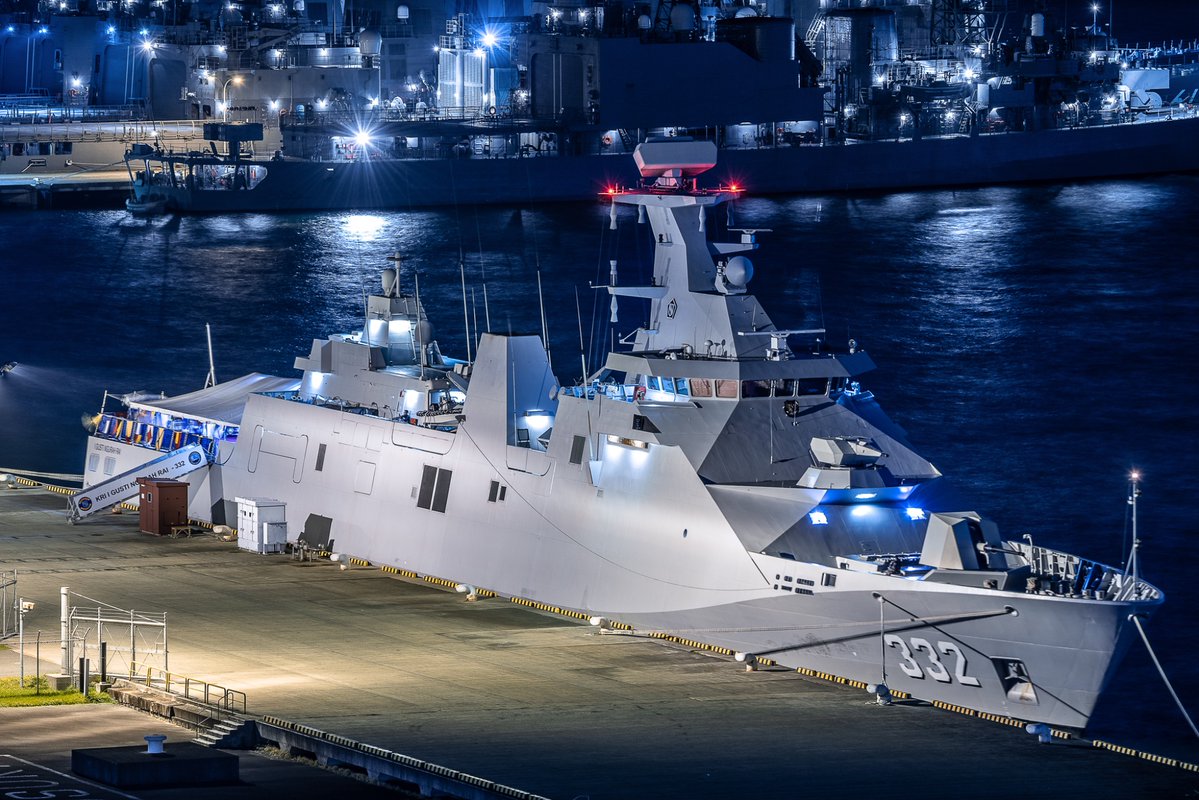 Alsace_class's tweet photo. 横須賀に入港した夜の 🇮🇩インドネシア海軍フリゲート「イ・グスティ・ングラ・ライ(I Gusti Ngurah Rai)」です！ https://t.co/jrznWABPKg