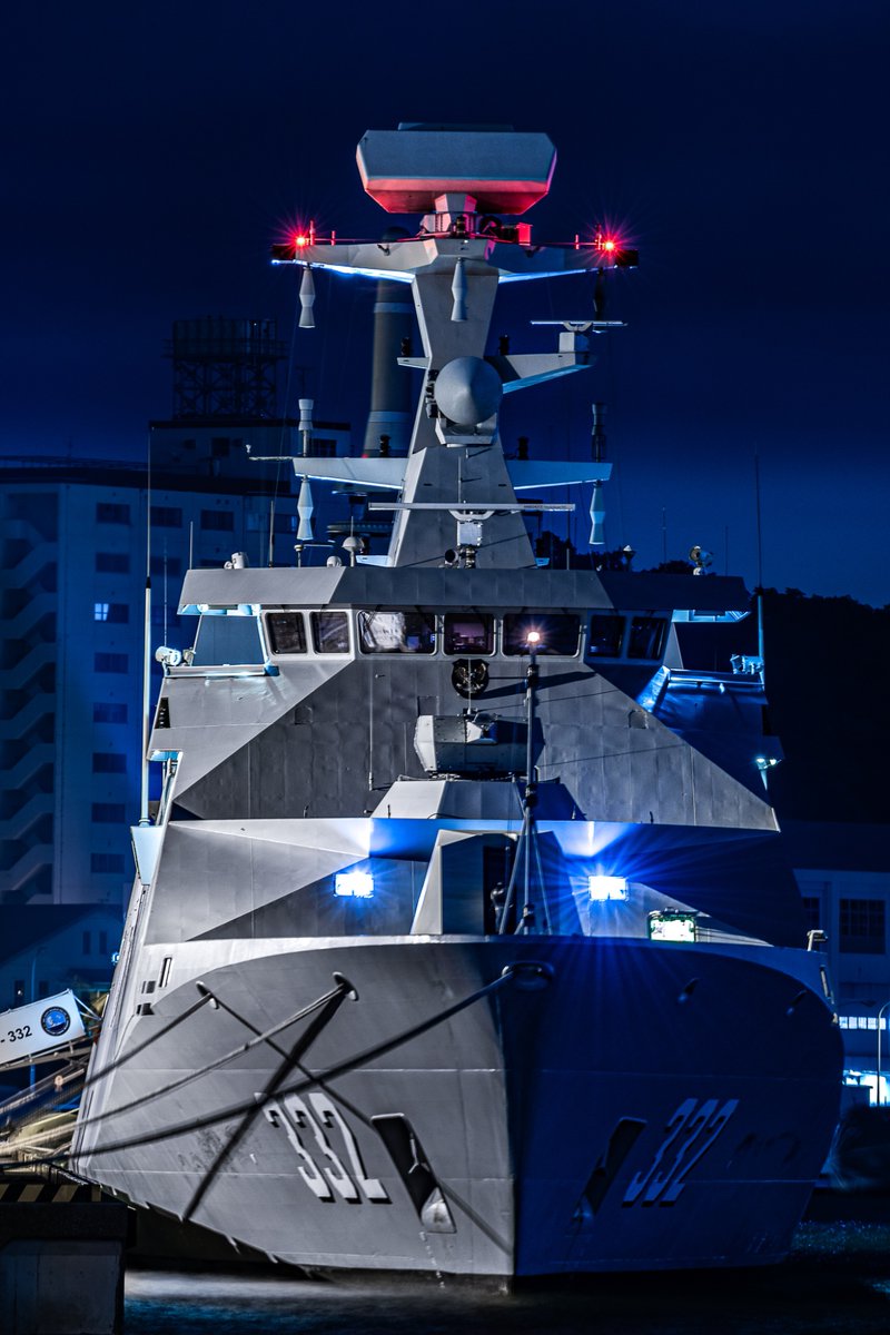 Alsace_class's tweet photo. 横須賀に入港した夜の 🇮🇩インドネシア海軍フリゲート「イ・グスティ・ングラ・ライ(I Gusti Ngurah Rai)」です！ https://t.co/jrznWABPKg