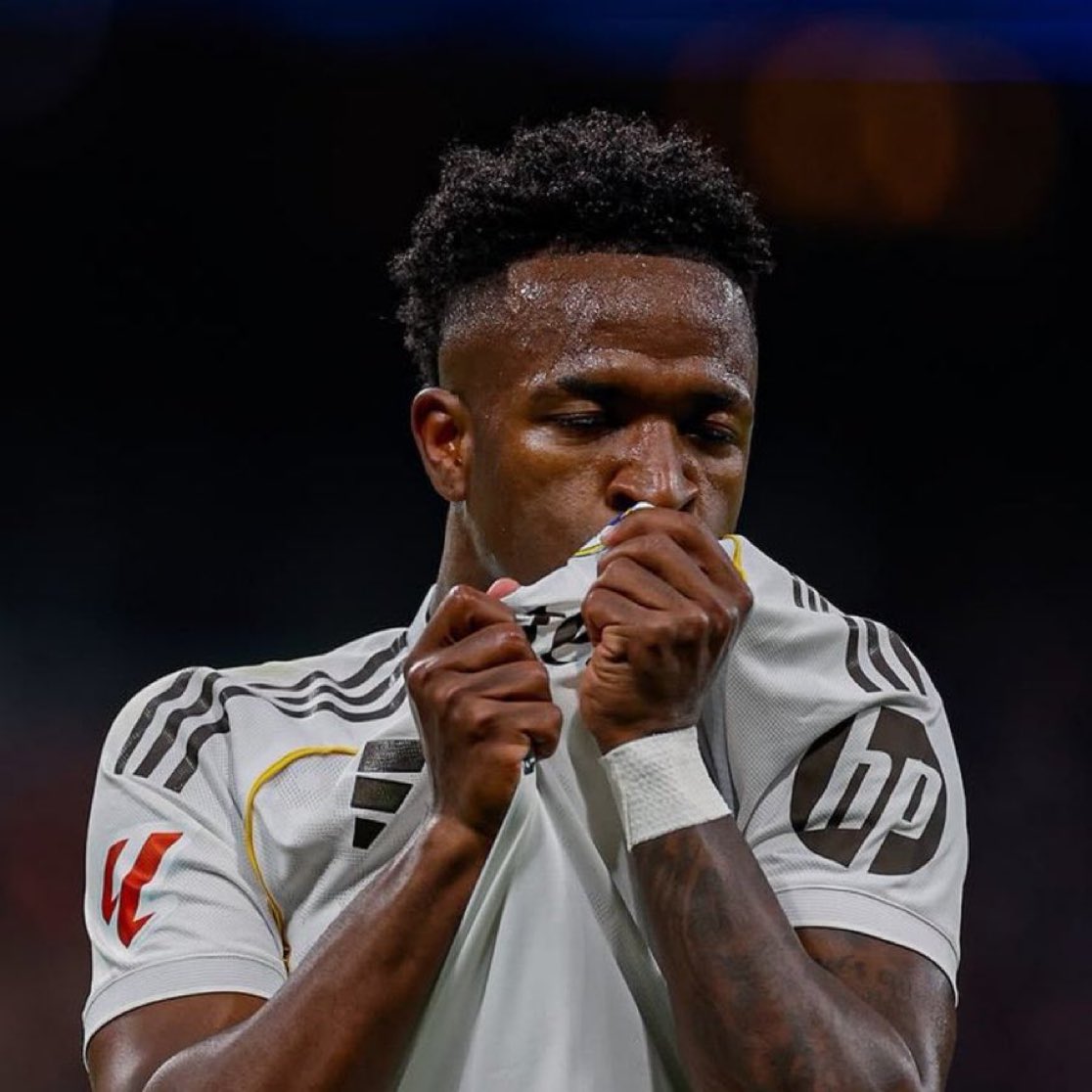 saudgerard's tweet photo. 🚨🚨🚨🚨🚨🚨 عاجـل /

من المتوقع أن يصل فينيسيوس جونيور إلى مدريد عصر اليوم، قبل أن ينضم غدًا إلى تدريبات الفريق استعدادًا للموسم الجديد تحت قيادة جوزيه مورينيو.

— وسيُجري اللاعب أولًا محادثة مع مورينيو، قبل عقد اجتماع حاسم مع إدارة ريال مدريد، سيُبلغ خلاله النادي بموقفه الحقيقي بشأن مستقبله

[ صحيفة AS ]
