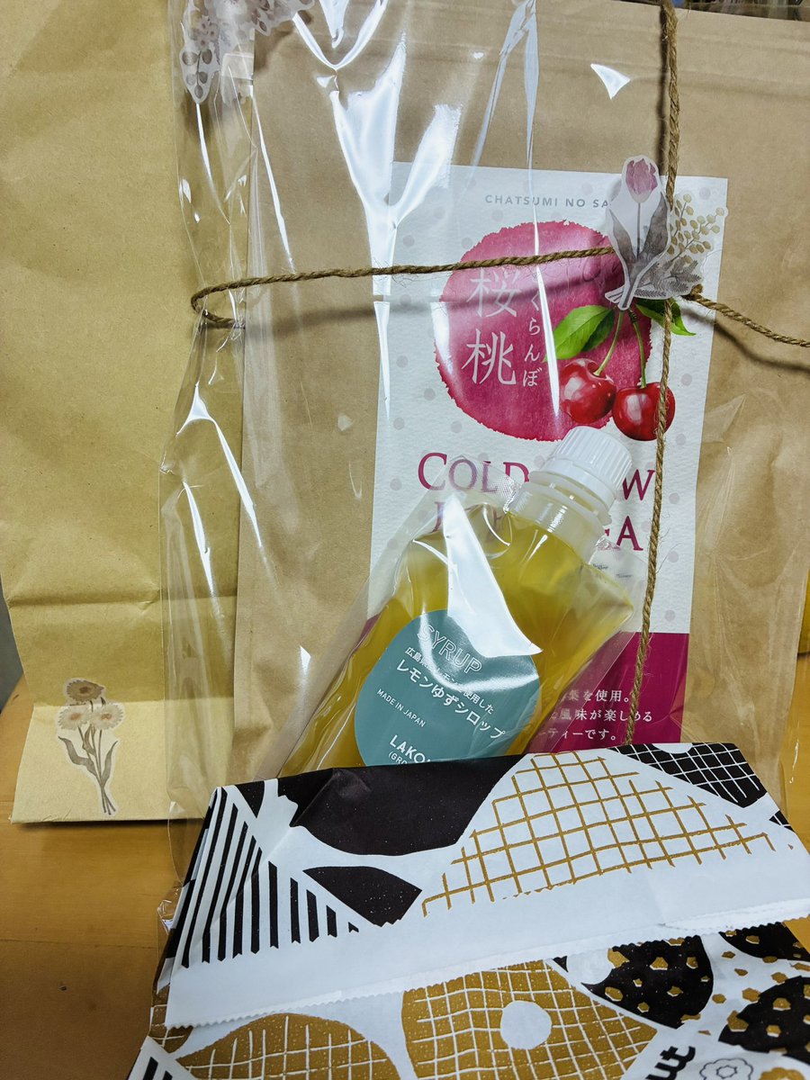 halhal103's tweet photo. 息子一家が誕生日プレゼントを持って来てくれた
私がグースカ寝てたのを確認して
外出て電話して来た💦ハズ〜
孫1号は先日発熱🤒で会えなかったんだけど今日は元気で良かった
昨日の伊藤園の優待と犬猫熊のパズル🧩を持って帰って貰った
ミスド美味しかった😋 https://t.co/NEZ1GUhYcZ