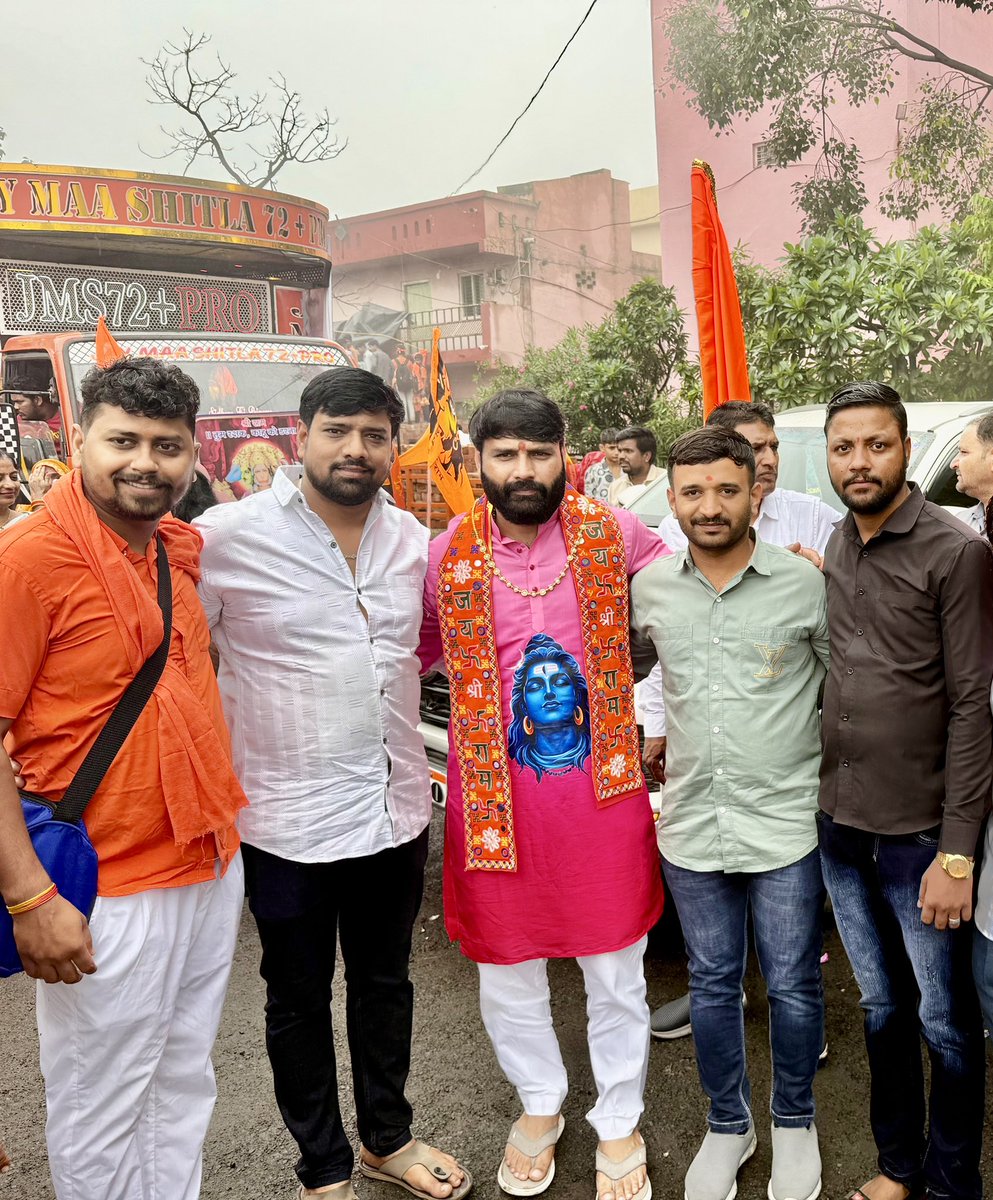 hs_budhaniya's tweet photo. भाजयुमो ज़िलाध्यक्ष बड़े भाई @manojsthakur जी के नेतृत्व में श्रावण मास के पुण्य अवसर पर आज भगवान परशुराम जी की जन्मस्थली जानापाव से निकाली गई भव्य कांवड़ यात्रा में सम्मिलित होने का सौभाग्य प्राप्त हुआ।
#Hitendrasingh
#हितेंद्रसिंहबुढानिया #Hatod #हातोद https://t.co/7qXTK444Sb