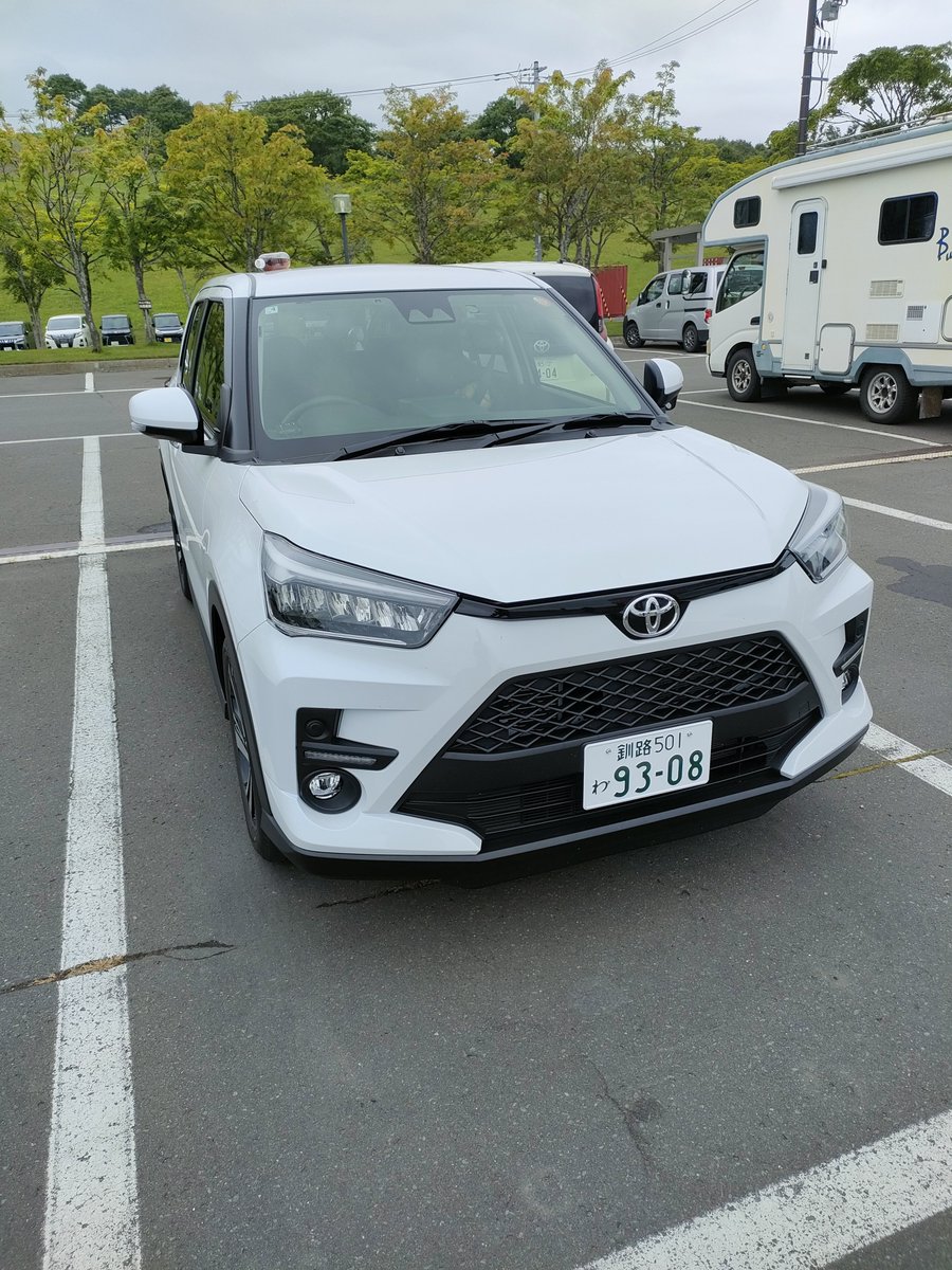 dddois's tweet photo. 今回のレンタカー、トヨタのRAIZEだったんですけど、めちゃくちゃ運転しやすかった。

新車でも300万しないっぽいし、これはありかもしれない。

維持費がなぁ〜。 https://t.co/pbWOrTV9fw