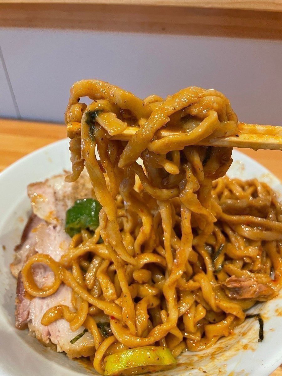 OUKA_80000's tweet photo. 本日もありがとうございました！

明日8/3(月)！
限定麺は！
『辛まぜそば』です！※学割対象外
限定麺食券でお願いします🙇‍♂️

旨辛ベースの味付けです！
ノリや卵や魚粉を
よく混ぜてお召し上がり下さい！

うずらやチーズ等々！
トッピングがなんでも合います！
丼のビジュ爆発させて下さい！ https://t.co/utScPUjAf2
