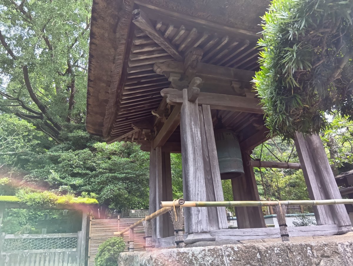 6191Beck's tweet photo. 咲太と麻衣さんが紗良を探しに来た報国寺の入口と、鐘楼です  

#青春ブタ野郎 
#青ブタ 
#聖地巡礼 https://t.co/PZTSWtueBU