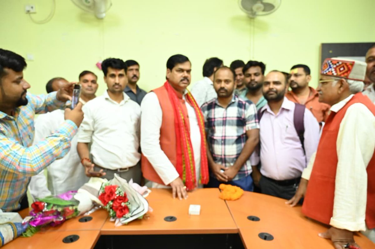 mkrtiwari_bjp's tweet photo. जिला अतिथि गृह, गोपालगंज में विभिन्न क्षेत्रों से पधारे देवतुल्य नागरिकों से आत्मीय मुलाकात कर उनकी समस्याओं को गंभीरतापूर्वक सुना। जनहित को सर्वोच्च प्राथमिकता देते हुए संबंधित पदाधिकारियों को त्वरित एवं प्रभावी निराकरण सुनिश्चित करने हेतु आवश्यक निर्देश दिए। https://t.co/1oVSQDzb4y