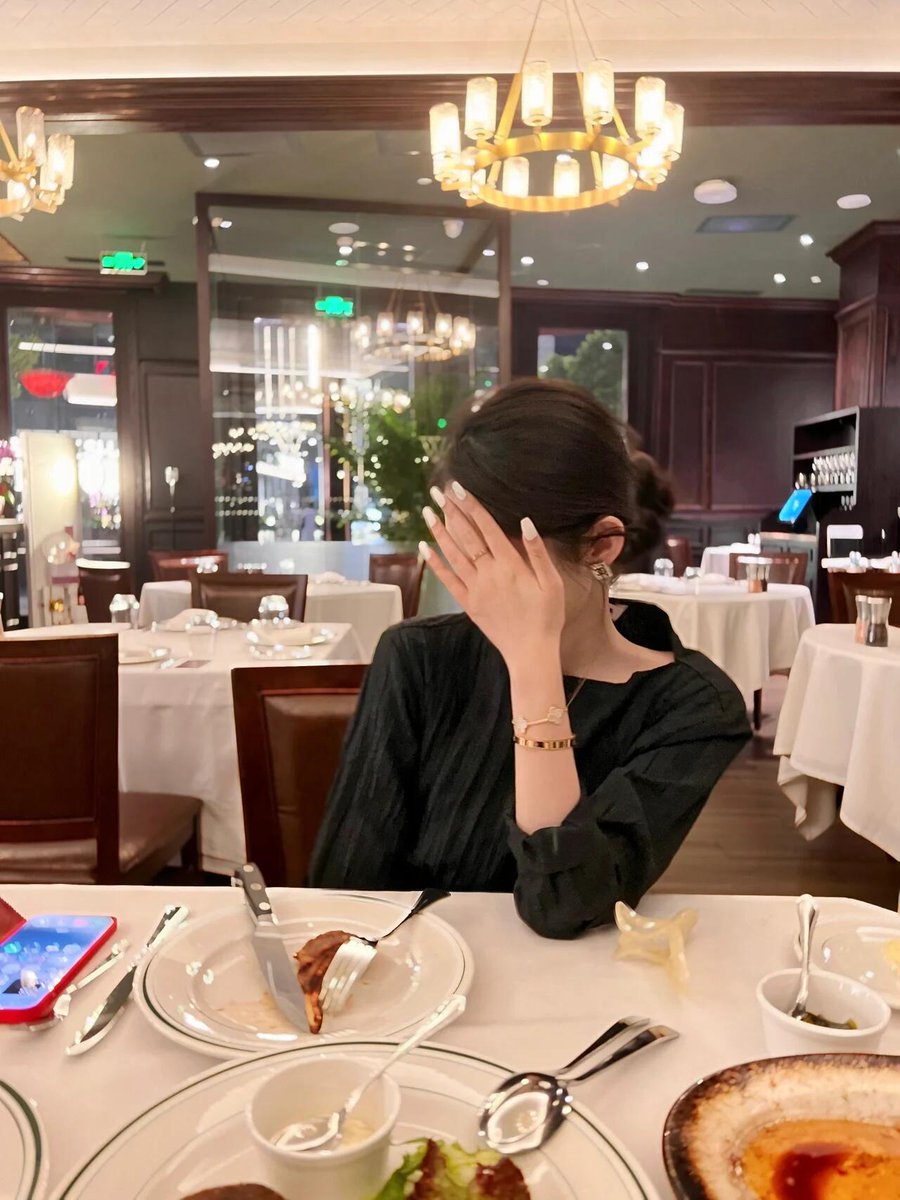 NorthernEcho1's tweet photo. This afternoon, after playing at the swimming pool with my friends, we went to the market together. Now we're having dinner at a restaurant🥰 https://t.co/yenatOvcTk