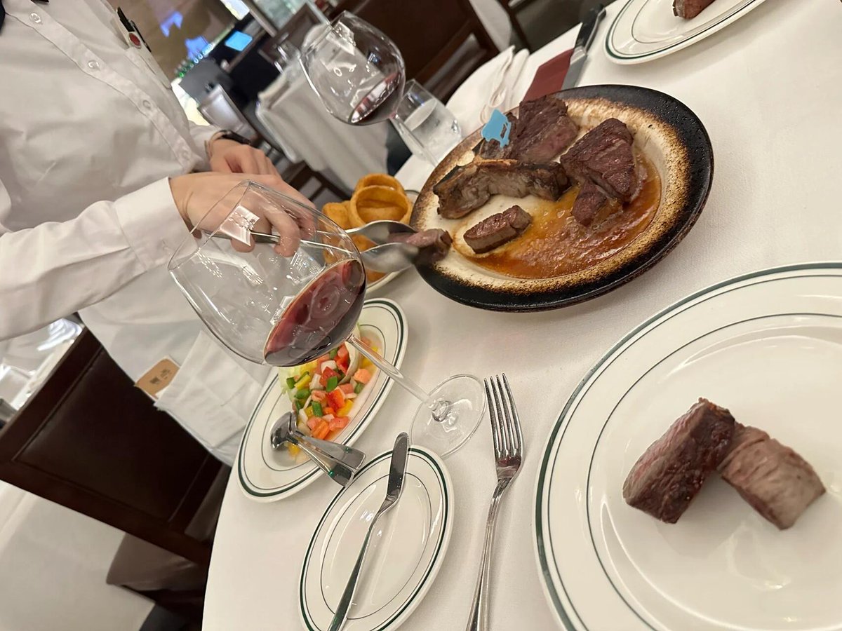 NorthernEcho1's tweet photo. This afternoon, after playing at the swimming pool with my friends, we went to the market together. Now we're having dinner at a restaurant🥰 https://t.co/yenatOvcTk
