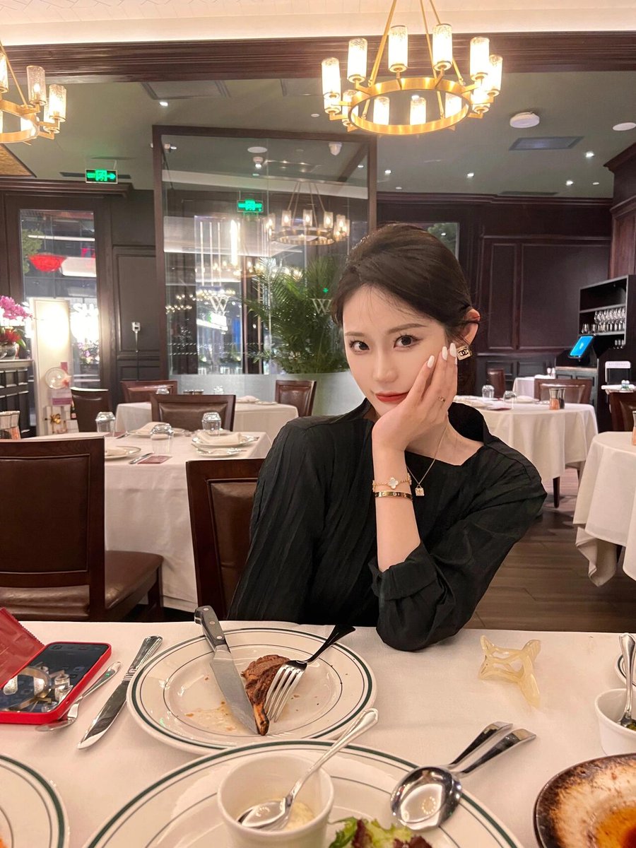 NorthernEcho1's tweet photo. This afternoon, after playing at the swimming pool with my friends, we went to the market together. Now we're having dinner at a restaurant🥰 https://t.co/yenatOvcTk