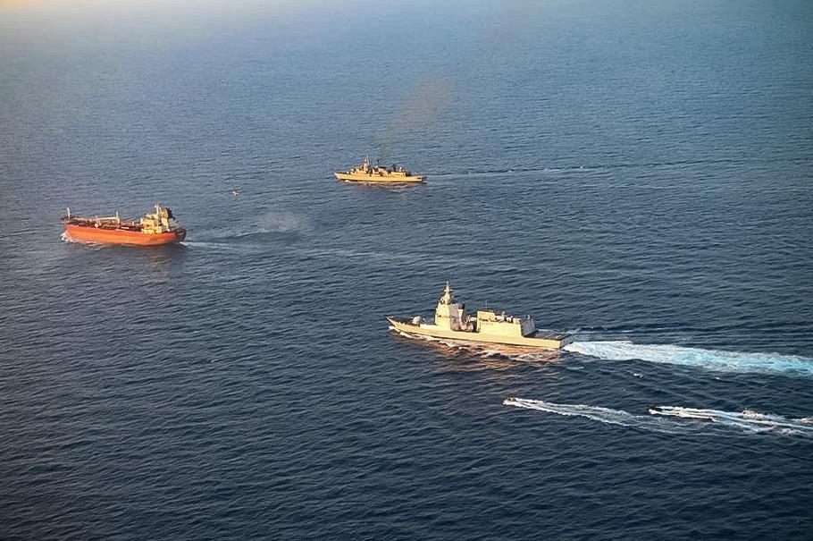 MinisteroDifesa's tweet photo. #2agosto

Operazione IRINI: nave Thaon di Revel abborda petroliera appartenente alla “flotta ombra” russa.

Questa mattina, Nave Thaon di Revel, nave ammiraglia dell’Operazione EUNAVFOR MED IRINI, missione dell’Unione europea nel Mediterraneo, ha effettuato un controllo sulla petroliera Toa Payoh, sottoposta a sanzioni dell’Unione europea e appartenente alla cosiddetta “flotta ombra” russa, per verificarne la nazionalità, che per le navi è determinata dalla bandiera che sono autorizzate a battere. La Toa Payoh naviga dichiarando bandiera del Camerun.

“Desidero complimentarmi con il personale di Nave Thaon di Revel e con tutti i militari coinvolti nell’operazione per la professionalità, la preparazione e la fermezza dimostrate. Anche questa attività testimonia concretamente il contributo dell’Italia alla sicurezza del Mediterraneo e all’azione dell’Unione europea”, ha dichiarato il Ministro @GuidoCrosetto.

Leggi la notizia https://t.co/ZMM2Mf44hi