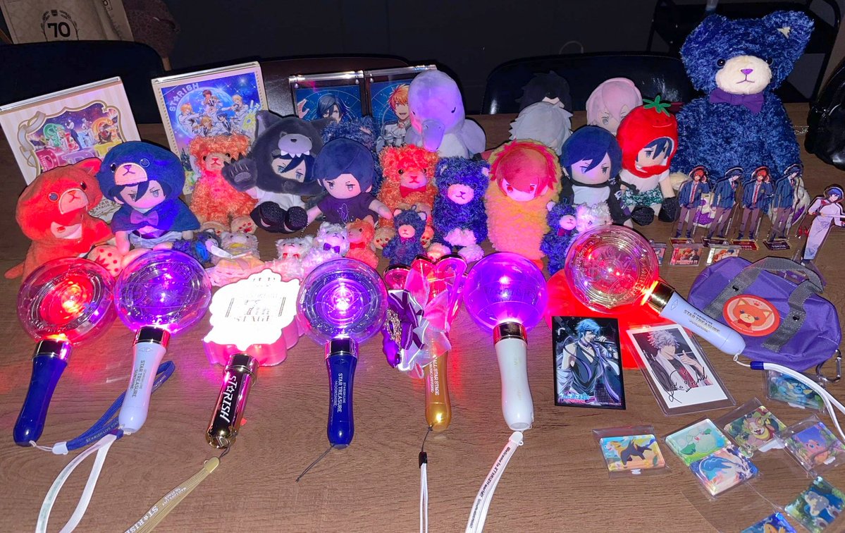 moaoum's tweet photo. 교룰회 즐기고 왔어요오😍❤️💜❤️💜❤️ https://t.co/bkk4he0GUr