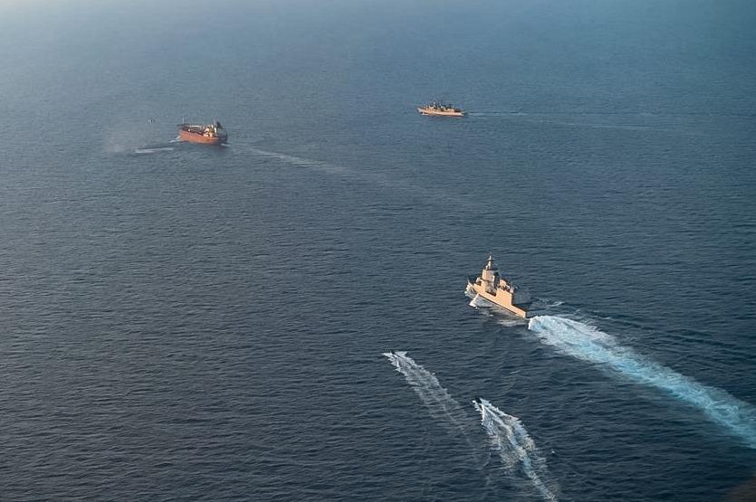 MinisteroDifesa's tweet photo. #2agosto

Operazione IRINI: nave Thaon di Revel abborda petroliera appartenente alla “flotta ombra” russa.

Questa mattina, Nave Thaon di Revel, nave ammiraglia dell’Operazione EUNAVFOR MED IRINI, missione dell’Unione europea nel Mediterraneo, ha effettuato un controllo sulla petroliera Toa Payoh, sottoposta a sanzioni dell’Unione europea e appartenente alla cosiddetta “flotta ombra” russa, per verificarne la nazionalità, che per le navi è determinata dalla bandiera che sono autorizzate a battere. La Toa Payoh naviga dichiarando bandiera del Camerun.

“Desidero complimentarmi con il personale di Nave Thaon di Revel e con tutti i militari coinvolti nell’operazione per la professionalità, la preparazione e la fermezza dimostrate. Anche questa attività testimonia concretamente il contributo dell’Italia alla sicurezza del Mediterraneo e all’azione dell’Unione europea”, ha dichiarato il Ministro @GuidoCrosetto.

Leggi la notizia https://t.co/ZMM2Mf44hi