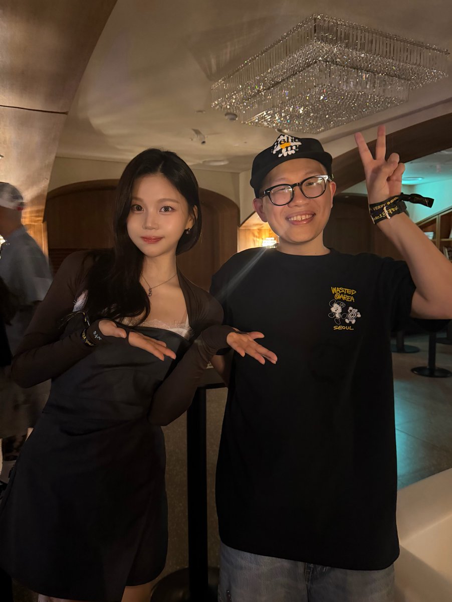 GFS_backup's tweet photo. [PIC] 260802 - Umji (ummmmm_j.i) post with Designer VERDY

🐹🙂‍↕️

#GFRIEND #VIVIZ #UMJI @VIVIZ_official https://t.co/qrD5o9siqT