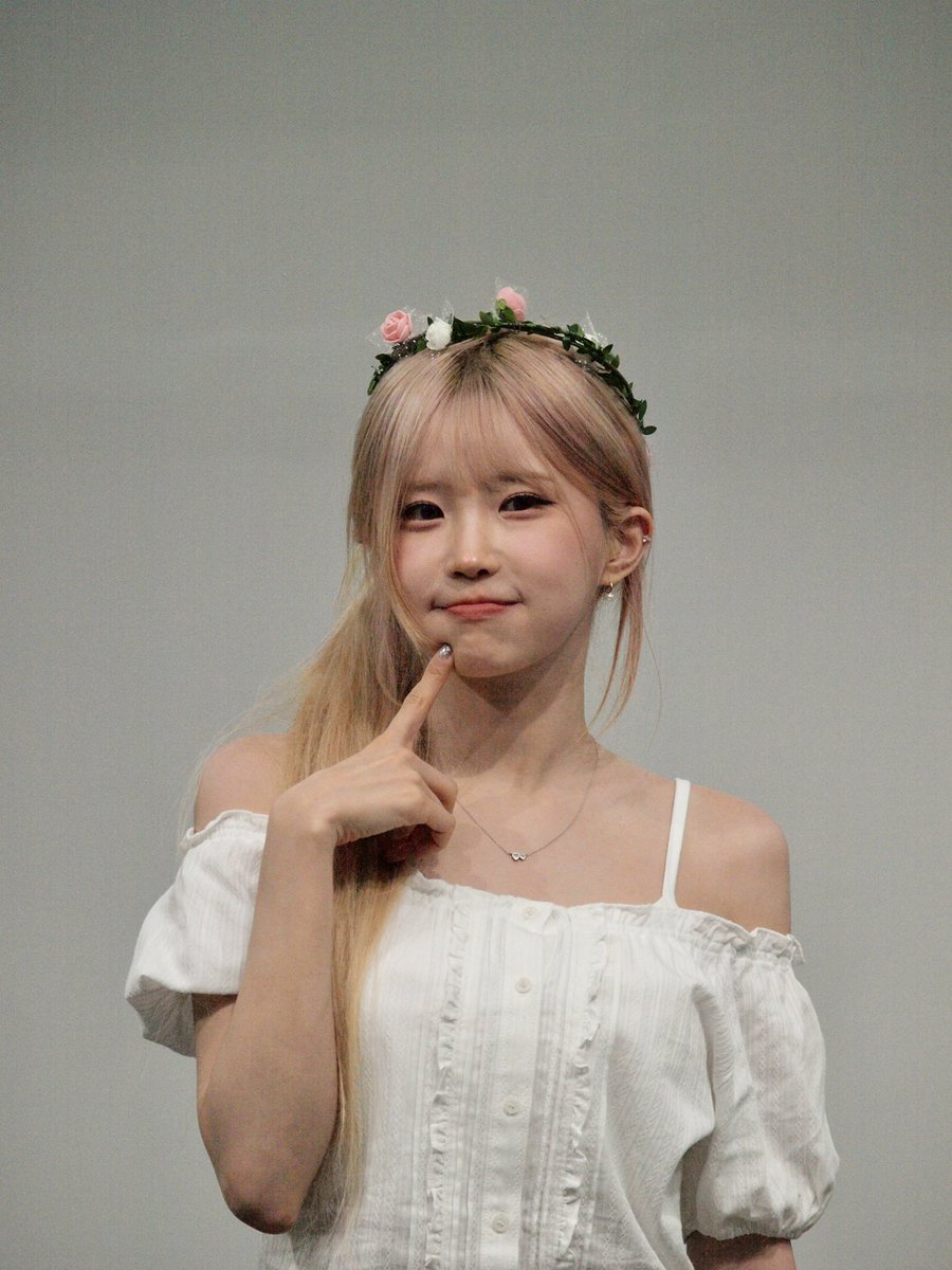 whiteworld33's tweet photo. 260802 Vitamin ME 팬사인회

#fromis_9 #프로미스나인 #하영 #hayoung #팬사인회 #VitaminME https://t.co/DXDmW4tTMk