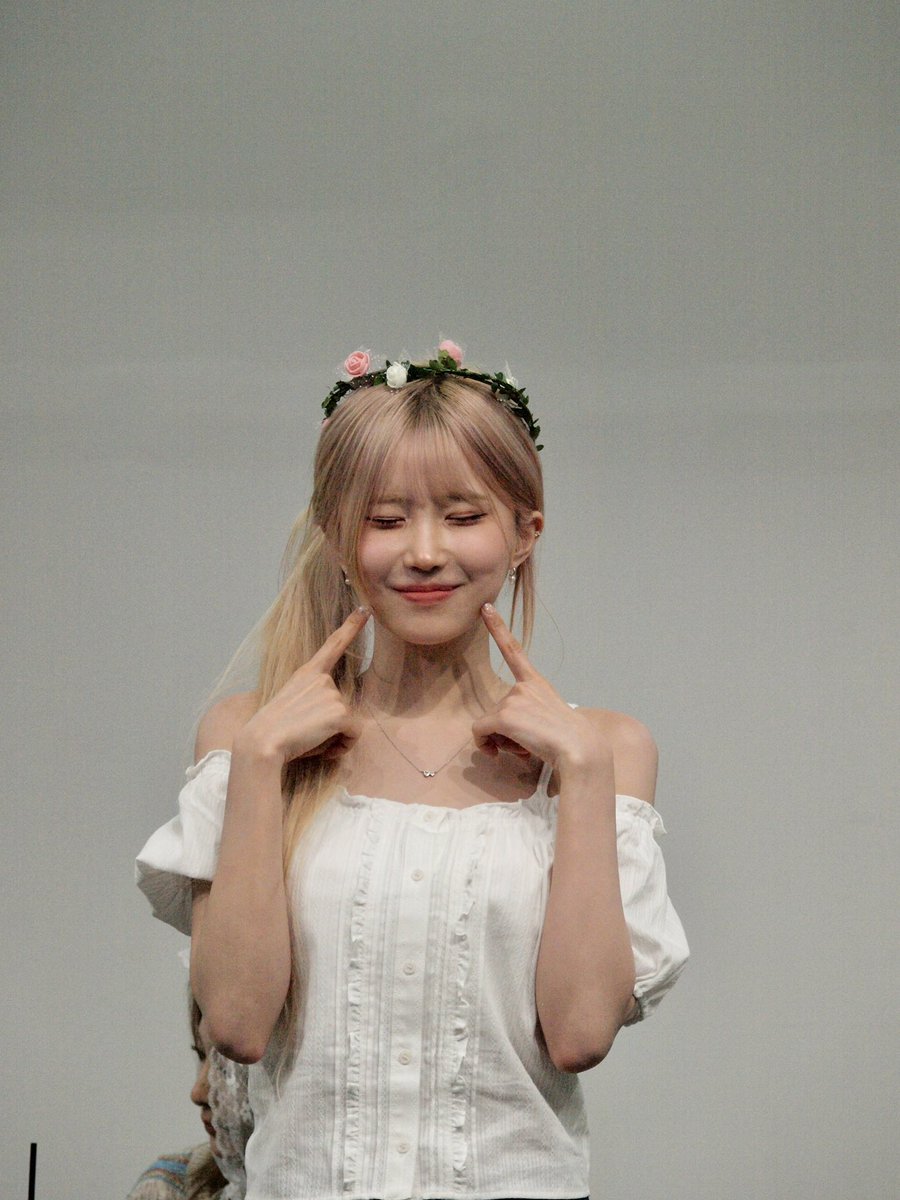 whiteworld33's tweet photo. 260802 Vitamin ME 팬사인회

#fromis_9 #프로미스나인 #하영 #hayoung #팬사인회 #VitaminME https://t.co/DXDmW4tTMk