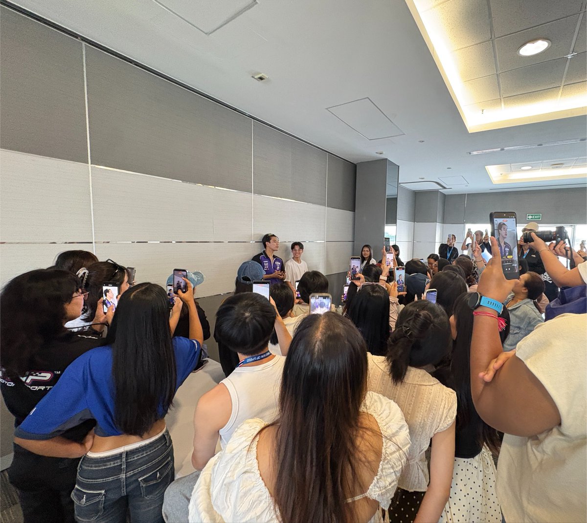 Ohmpawat_Family's tweet photo. ถูกรายล้อมไปด้วยแฟนๆ เเละความรัก เเฟนๆทุกคนน่ารักมากๆเลย เดินทางกลับบ้านกันอย่างปลอดภัยนะคะ 🥰

RACER OHM PAWAT D2 🔥

#BRICSBK2026Round2xOhmD2
#ohmpawat #ยิ้ม5พันของโอมภวัต https://t.co/xmaYSIEken