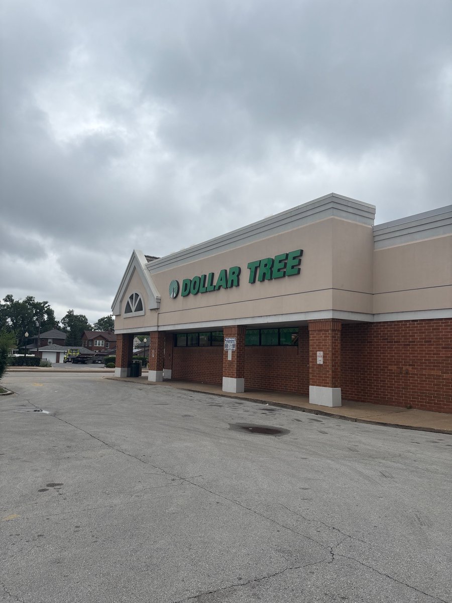 VichaTv's tweet photo. why does this location so bad at operations? no cash back? #tiffany manager said "i dont care report me to corporate". standard open procedures, have registers ready for operations @DollarTree https://t.co/Xkt8Q2Yx1z