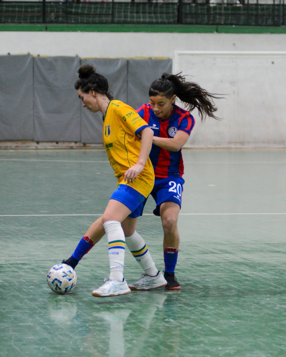 caslafutsalfem's tweet photo. 😍 ¡Inolvidable debut!

Rosario Benítez (cat. 2011) tuvo su estreno en la Primera División en la victoria de #SanLorenzo por 5-3 ante Pacífico. 💙❤️

Llegó al club en 2022 y, tras formarse en nuestras inferiores, dio su primer paso en la máxima categoría.

¡Felicitaciones, Rochi! https://t.co/poOf05OPG5