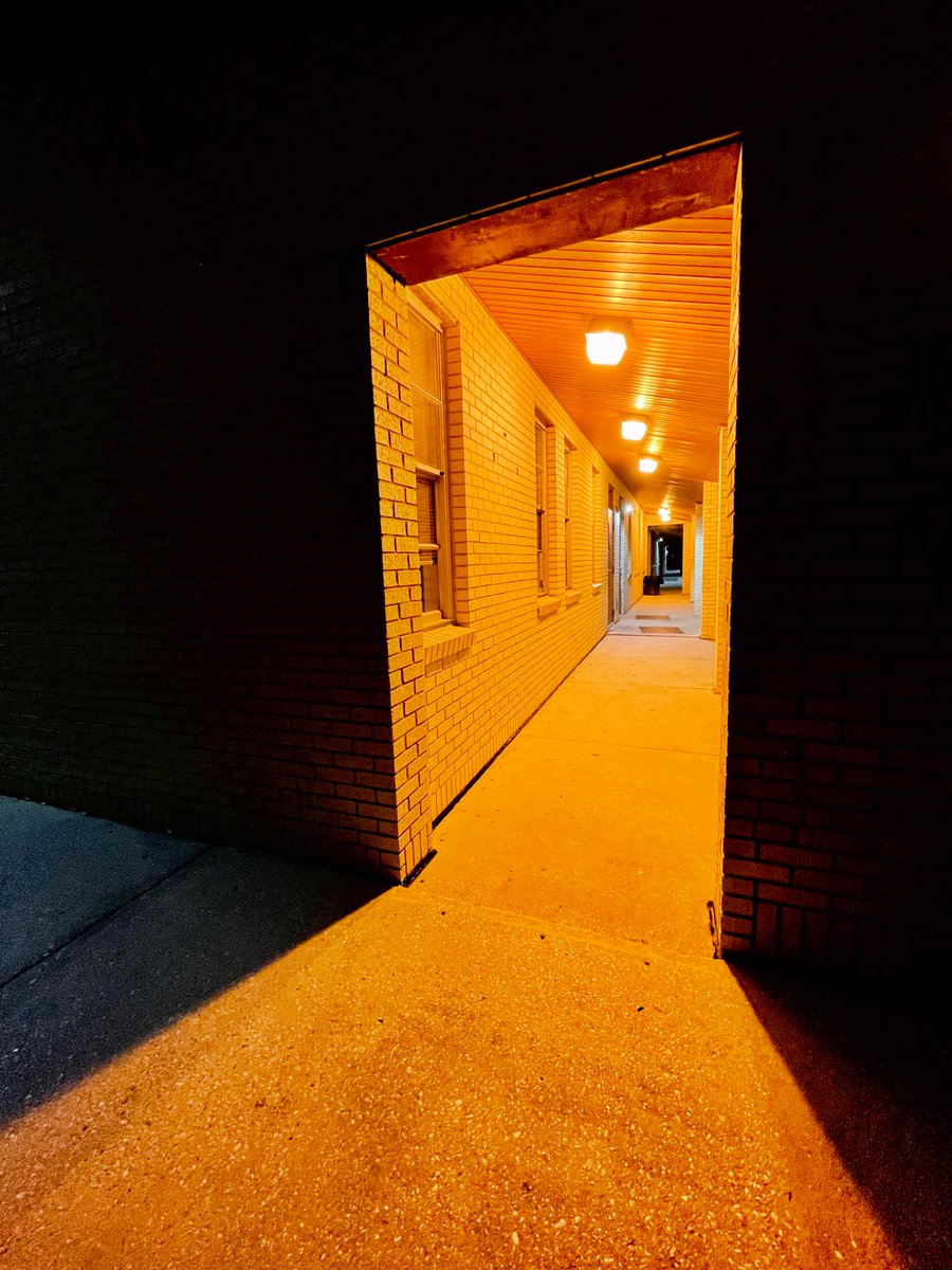 Donald_G_Redman's tweet photo. Yellow light spilling into darkness.
#AlphabetChallenge #WeekDforDark https://t.co/5UOfromJjq