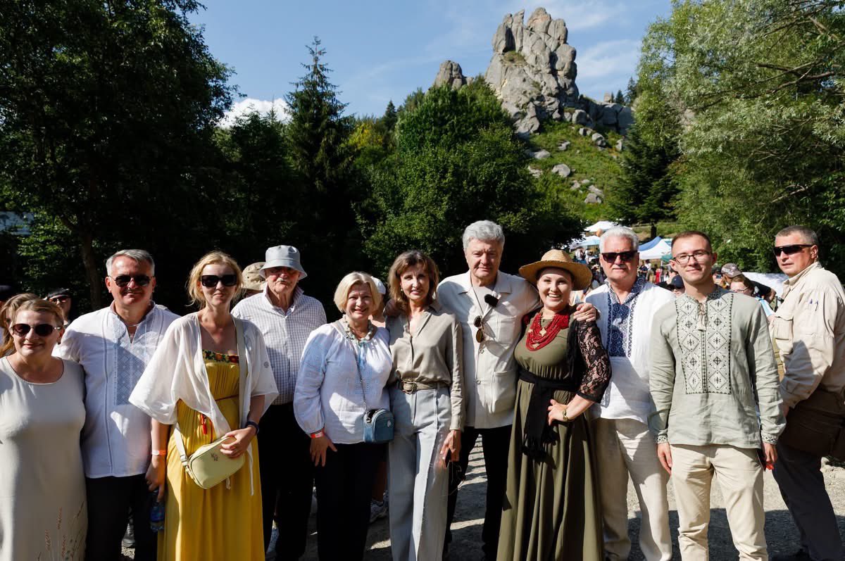 IrynaGerashche2's tweet photo. В ці дні ми багато згадували Андрія Парубія, який знову зібрав тисячі гостей  на Тустані. Колись з однодумцями Андрій започаткував тут щорічний фестиваль, популяризуючи історію давньої фортеці і це унікальне місце. «ТуСтань» - це  лицарські бої, майстер - класи гончарства, ковальства, творчі майстерні і дискусійний клуб. Можна побачити традиційне гуцульське весілля, а на основній сцені звучить українська пісня.
      Дякуємо родині і побратимам Андрія, які продовжують цю справу його життя, популяризуючи і розвиваючи Тустань. 

Нам всім  дуже не вистачає А. Парубія, Степана Кубіва, які були важливою частиною нашої команди. Андрій весь час запрошував на Тустань, приїжджати з дітьми, розповідати їм історію цього дивного і прекрасного краю. Ми так і зробили нині, зібралися разом командою «Європейської Солідарності». Згадували, скільки важливого зробив Андрій для української державності і парламентаризму, для України, якій був відданий всім серцем. Дяка тобі, Друже, за все!