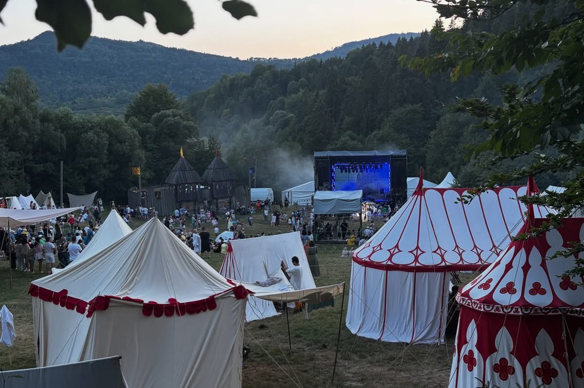 IrynaGerashche2's tweet photo. В ці дні ми багато згадували Андрія Парубія, який знову зібрав тисячі гостей  на Тустані. Колись з однодумцями Андрій започаткував тут щорічний фестиваль, популяризуючи історію давньої фортеці і це унікальне місце. «ТуСтань» - це  лицарські бої, майстер - класи гончарства, ковальства, творчі майстерні і дискусійний клуб. Можна побачити традиційне гуцульське весілля, а на основній сцені звучить українська пісня.
      Дякуємо родині і побратимам Андрія, які продовжують цю справу його життя, популяризуючи і розвиваючи Тустань. 

Нам всім  дуже не вистачає А. Парубія, Степана Кубіва, які були важливою частиною нашої команди. Андрій весь час запрошував на Тустань, приїжджати з дітьми, розповідати їм історію цього дивного і прекрасного краю. Ми так і зробили нині, зібралися разом командою «Європейської Солідарності». Згадували, скільки важливого зробив Андрій для української державності і парламентаризму, для України, якій був відданий всім серцем. Дяка тобі, Друже, за все!