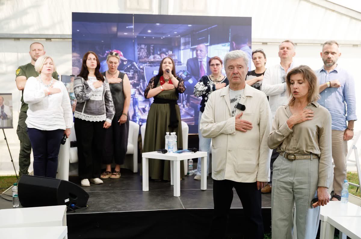 IrynaGerashche2's tweet photo. В ці дні ми багато згадували Андрія Парубія, який знову зібрав тисячі гостей  на Тустані. Колись з однодумцями Андрій започаткував тут щорічний фестиваль, популяризуючи історію давньої фортеці і це унікальне місце. «ТуСтань» - це  лицарські бої, майстер - класи гончарства, ковальства, творчі майстерні і дискусійний клуб. Можна побачити традиційне гуцульське весілля, а на основній сцені звучить українська пісня.
      Дякуємо родині і побратимам Андрія, які продовжують цю справу його життя, популяризуючи і розвиваючи Тустань. 

Нам всім  дуже не вистачає А. Парубія, Степана Кубіва, які були важливою частиною нашої команди. Андрій весь час запрошував на Тустань, приїжджати з дітьми, розповідати їм історію цього дивного і прекрасного краю. Ми так і зробили нині, зібралися разом командою «Європейської Солідарності». Згадували, скільки важливого зробив Андрій для української державності і парламентаризму, для України, якій був відданий всім серцем. Дяка тобі, Друже, за все!