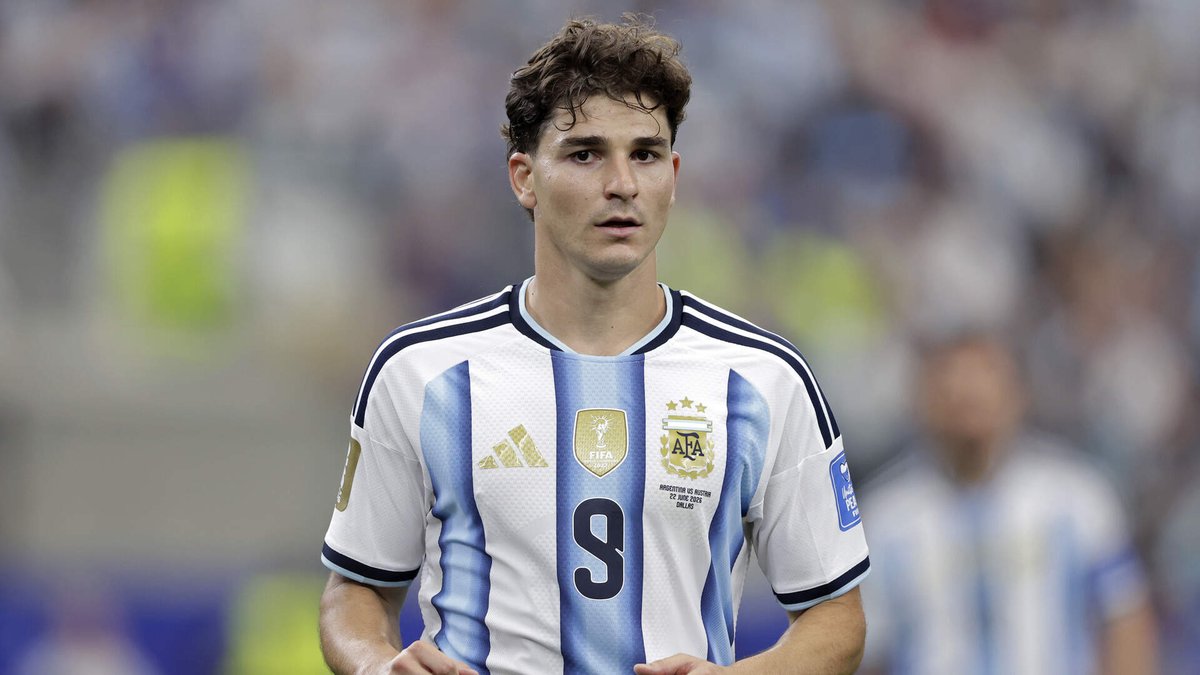 TouchlineX's tweet photo. 🚨 𝗡𝗘𝗪: Arsenal and PSG are becoming increasingly unlikely destinations for Julián Álvarez.

PSG are now prioritising a move for Ferran Torres, while Arsenal's main focus remains Vinícius Jr.

Atlético Madrid still have no intention of selling the Argentine, especially to Barcelona, and expect him to return for pre-season on August 10.

— @mundodeportivo