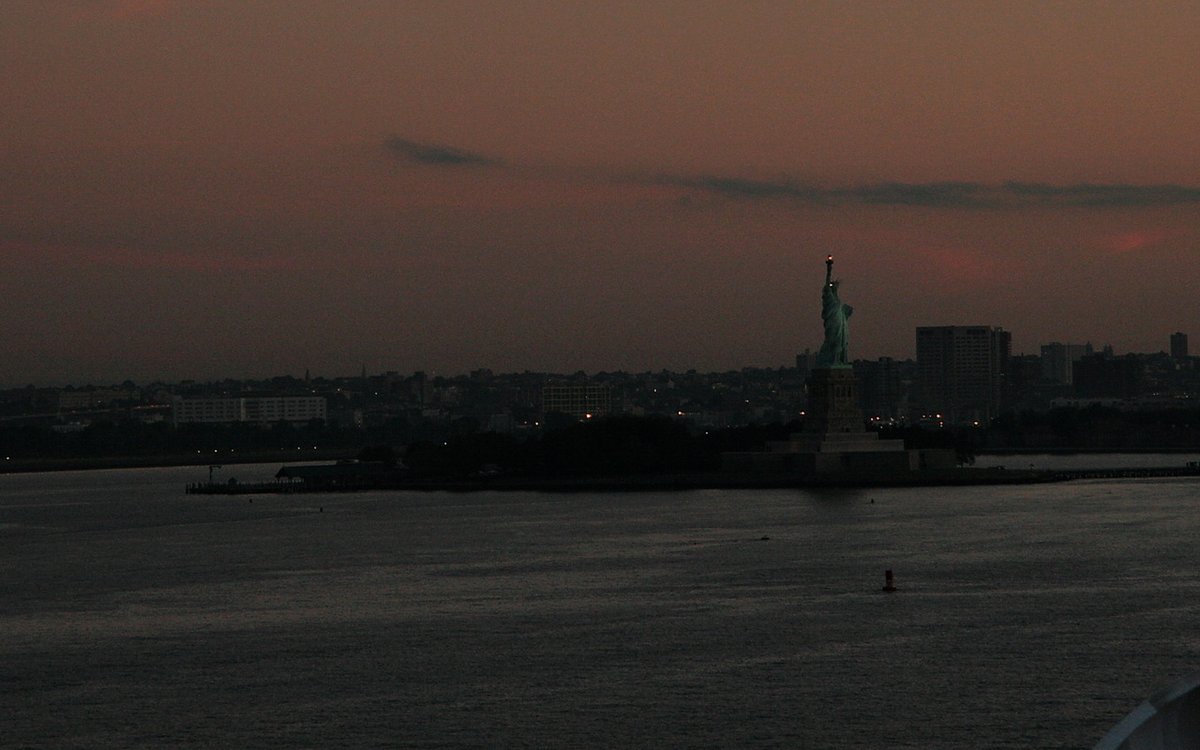 scl901's tweet photo. @DailyPicTheme2 Lady Liberty holds her torch high in the dark of pre-dawn in New York Harbor.
#DailyPictureTheme Harbour
also #AlphabetChallenge #WeekDforDark https://t.co/a3x2emQPzi