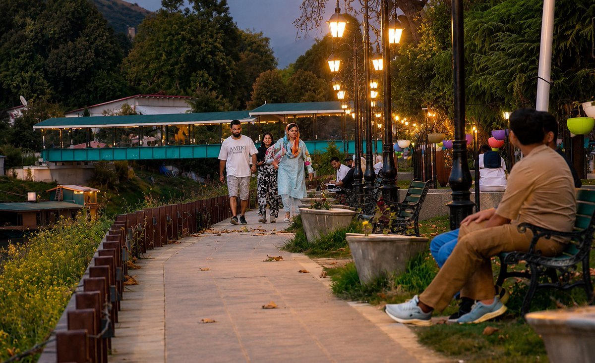 india_plus_'s tweet photo. Wait... This is Srinagar, Kashmir, India ? 😲🇮🇳 

The Smart City Mission has transformed it like never before ! https://t.co/c5yYF4CfJ0