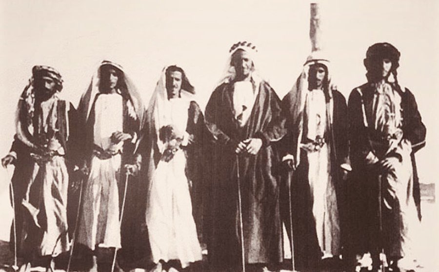 Hmd_Almarar's tweet photo. عيال مروان .. هَل الحَرب ⚔️

لكل قبيلة "عزوة" يعتزي بها الفرسان في المعارك ، وعزوة آل نهيّان الكِرام هي "اولاد زايـد" منذ القِدم
وهي ليست عزوة حديثة نسبة للوالد الشيخ زايد بن سلطان ، ولا الشيخ زايد بن خليفة ( زايد الأول ) رحمهم الله
بل هي أقدم بكثير ، نسبة لـ"زايد الفلاحي" أحد فرسان القبيلة القدامى .. وقالها الشاعر محين الشامسي قبل اكثر من 200 سنة في أبياته ؛
ياه الذي خذ له قضاه وزايد .. قوم الزغابا من "سلالة زايد"
قولوا لمرشد لايكون يزايد .. تِبا لها من عونةٍ وعصابه

ولكل عشيرة في بني ياس عزوة خاصّة .. مثل القبيسات ( اولاد صخر ) والسودان ( اولاد مقداد ) وغيرهم

أما عشيرة المرر الياسيّة فعزوتها "أولاد مـروان"
وهذه العزوة يطلقونها في الحروب والمعارك .. ومنها ما قاله شيخ المرر الشيخ مجرن بن سلطان المرّي ؛
ونعم "ولد مروان" نِعمين
الله يعمّر به دياره
عنده ربوعٍ مسـتعدّين
للحرب لي ياضي شراره
وقال الشاعر "أحمد بن بليد المرر" في ذكر قبيلته ؛
والصبح صبّح ديرة "أولاد مروان"
من غلمةٍ في حرفة الموت يردون
عليّه ردّوا لي سلامٍ بعرفان
عسى أنهم في حكمهم ما يزولون

اشتهر رجال قبيلة المرر منذ القدم بفروسيتهم ، وكانت لهم بصمة واضحة في عدد من الحروب الكبرى مثل "وقعة بوذيب 1811م" التي قال فيها شيخ المرر "محمد بن حمد المغيربي" ؛
يا حيّ ذاك الخبر يوم الفينا
كيف الثلاث يصادرون ألفينا
وفي وقعة العانكة "1848م" .. كان بيرق بني ياس ( بيرق الحرب ) بيد الفارس الشجاع علي بن مطر المصيعبي المرر .. المُلقب بـ "ضبعان" ، وكان أحد أشجع رجال عصره
وعزوة المرر منذ الأزل ؛ عيال مروان .. قيل مروان هو اسم جدّ القبيلة .. كقول الشاعرة في مدحها لأحد وجهاء المرر ؛
"مروان" يَدّه في الكتب ريت
في قوليه ماهوب محتار 
وقيل إنه "المرّ" —> "مرّوان" مثل قولهم ( حمد - حمدان ) .. 
في وقعة بوريال الشهيرة بين المرر والمناصير من جهة وقبيلة العجمان من جهة ، أحسّ الشيخ "الطاهر بن علي بوملحا المرر" ( عقيد المرر في المعركة ) أن هناك من كان يشكك بقوّة قبيلة المرر قبل القِتال ويتربّص بهزيمتهم ، فعندما بدأ القتال ؛ كان الشيخ الطاهر كلما قتل فارسًا من الخصم هتف "" عـيال مـروان "" حتى انتصروا

وفي ابيات شهيرة .. يُذكر فيها موقف أبناء قبيلة المرر في "وقعة خنّور" حين ثبتوا في "حصن القريّب" ورفضوا الاستسلام واذلال انفسهم للخصم وفضّلوا الموت حتى استشهدوا جميعًا تقريبًا ؛
حظّه تردّى وطلّق داعي الاعيان
غضّ النهد لي يقنّد صافي الدلّه
من لابةٍ يعتزون "عيال مروان"
نهار حصن القريّب ما نووا ذلّه
وجدير بالذكر أن بعد وقعة خنّور .. أعطى الشيخ "زايد الأول" بيرق بني ياس ( بيرق الحرب ) لأحد فرسان المرر للثأر ، ويُذكر أن هناك مِدفعًا قد سحبوه أهل أبوظبي معهم وكان يسحبه "داغر المرر" معه حتى وصلوا إلى قطر

وقيل في مدح الشيخ "سلطان بن مجرن المرّي" شيخ المرر والقبيلة بعد الانتصار في المعركة ضد إحدى القبائل ؛
"المرر" قمر من هلّ واضوا
صبّايةٍ للحرب طربيـن
شيخٍ عليهم طرب واوفى
يعل ما يغدر به البِـين
"سلطان" عنه الشين يدرى
للحق ما ينكف ولا يلين 
ردّ الوخيـذ ولا تعذرا
والقوم قد خابوا مولّين
للنايبات قرومٍ تطرا
"عيال مروان" الميامين
تفجانهم نيران حمرا
ام شوجةٍ وامّات تايين

كانت مشيخة القبيلة سابقًا في "المغاربة" ومنهم الشيخ محمد بن حمد المغيربي ، ثم انتقلت لابنائه .. ولكنهم توفوا ( سيف وحمد وعوض ) بعد مدّة وجيزة ، وقيل فيهم ؛
ابكي على سيف وحمد لمغرّب
ياليتهم في هالزمان اصحاح
بعد ذلك انتقلت المشيخة إلى فخذ "الرميثات" وتحديدًا أسرة "آل مجرن" الكريمة .. وفي عام 1857م تقريبًا وما حولها ؛ هاجرت معظم أسر قبيلة المرر من بلادها "الظفرة وأبوظبي" واستقرّت في دبيّ