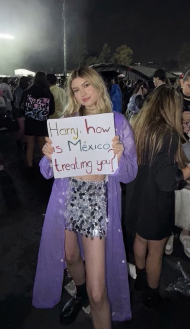 bohstogether's tweet photo. Harry Styles giving a thumbs up to a ‘Harry, how is Mexico treating you?’ sign on stage at Estadio GNP Seguros in Mexico City, Mexico - August 1 (via karenfloresruelas) https://t.co/OMj8EhGIl5