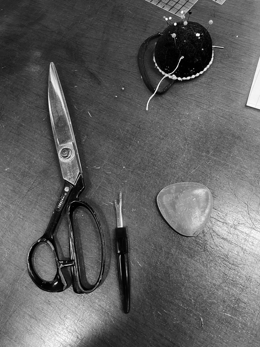 murunmu's tweet photo. ミシンとか単純作業に没頭して「無」になると、勝手に色んな記憶の扉が開いて脳内劇場はじまるの「マインドワンダリング」っていう脳の仕組みらしい。
起きたまま夢見て記憶の整理をしてる状態なんだって。
作家友達にも結構何人かこの現象が起こる人いるのでAIに聞いてみたのさ。 https://t.co/3rAh1bOsqQ