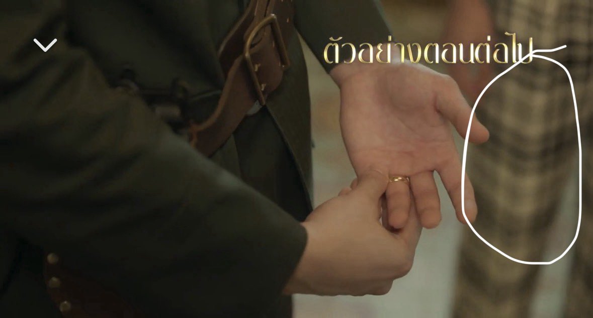 BhornrahCnx's tweet photo. เรียงลำดับเหตุการณ์ #อรุณรุ่ง Ep.8 (คาดเดา)

1. ทินกรได้ยินวิทยุเรื่องเปลี่ยนแปลงการปกครอง เจ้านาย เชื้อพระวงศ์ถูกควบคุมตัว 
2. ห่วงที่บ้าน รีบกลับวัง พบชายฉัตรถูกทหารหิ้วปีกอยู่ 
3. รีบบอกเอื้อมว่าจะให้ภพมาช่วย 
4. ไปหาภพที่บ้านแม่นวล (เพราะภพบอกว่าวันที่ 24 มิ.ย มีงานเสร็จงานแล้วจะกลับมาหาที่บ้านเช่า แสดงว่าในพระนครที่พักของภพก็น่าจะเป็นบ้านที่แม่นวลอยู่) 
5. กำเนิด cctv ทินกร หน้าต่างมีหูประตูมีช่อง ได้ยินแม่นวลกับภพคุยกัน “เอ็งกลับไปหาท่านชายทินเพราะเหตุนี้น่ะรึ” “ฉันต้องทำในสิ่งที่ฉันจำเป็นต้องทำ” 
6. ทินกรผิดหวัง เสียใจ ถอดแหวนออก (ทินกรรักภพมาก รักขนาดแลกชีวิตได้ เหตุผลเดียวที่ถอดแหวนคือเสียใจที่ภพไม่บอกอะไรเลย คิดว่าโดนหลอก 😭 รู้ว่าภพก็รักจริง ๆ แต่ก็เสียใจมากอยู่ดี) 
7. ภพธีร์อึ้ง ช็อค ไม่คิดว่าทินกรจะอยู่ที่นี่ เสียใจ หมุนแหวน ตัดพ้อกับจันทร (ทั้งเรื่องมีคนเดียวที่ใส่กางเกงลายสก็อต) flash back ย้อนไปตอนที่อยู่ด้วยกัน ภพธีร์บอกว่า “ถ้าฝ่าบาทไม่ปล่อยมือจากกระหม่อม กระหม่อมก็จะไม่ปล่อยมือไปจากฝ่าบาท” ไอ่ภพลูกแม่น้ำตาเต็มหน้าอีกแล้ว
8. ทินกรกลับวัง พยายามกลับไปช่วยทุกคนด้วยตัวเอง (แต่ข้างในพังไปหมดแล้ว) ตามหาท่านพ่อที่ถูกควบคุมตัวที่กระทรวง จนมาเจอกับภพธีร์อีกครั้งแบบไม่มีแหวน