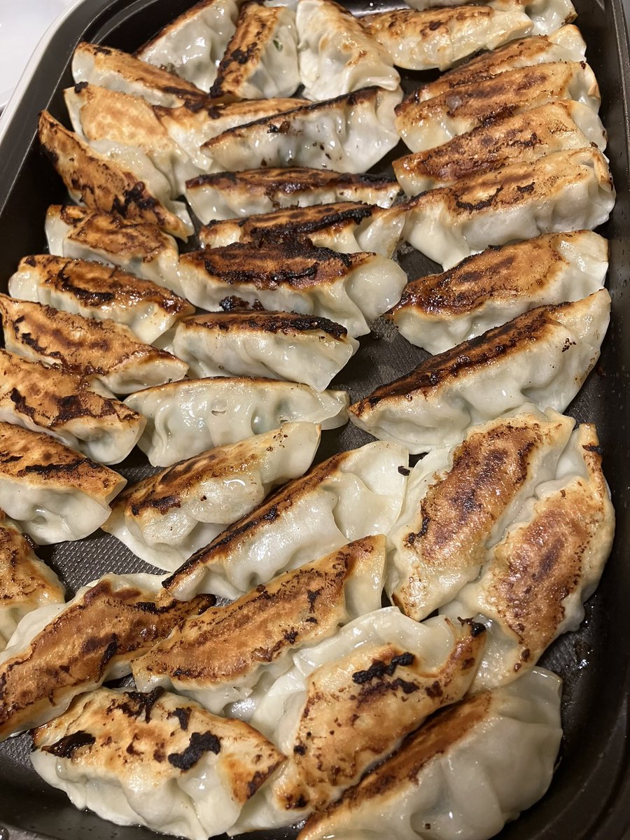 mmsttt's tweet photo. 夕食の餃子です。なかなか良い色に焼けました😊大量に作ったので明日も同じメニューです💦 https://t.co/K2h6Hf5zZ4