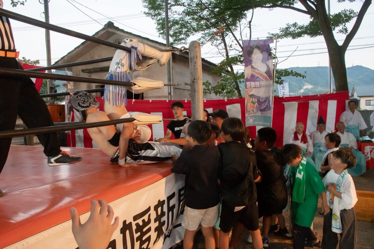 KOSHI_EPW's tweet photo. KOSHIのプロレス夏休み日記

＃虫干祭 ┏○)) ｱｻﾞｯｽ！I
オレのオ���がタオルの顔に…色々失いそうでつらい…www
そして気がついたら姫花が上から降ってきました…これまた散々な目にあいました。
でも祭は盛り上がっていたからこれはこれでよしとし���う👍

＃愛媛プロレス
＃夜露紙苦
＃紙KAZE https://t.co/nDtzqiKNA5