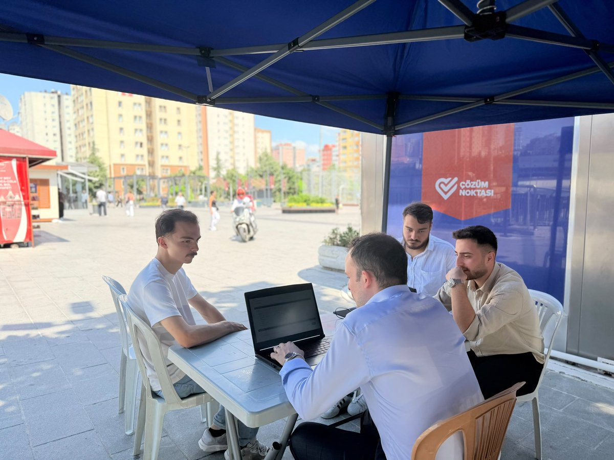 istanbulocak's tweet photo. 📍 Beylikdüzü Belediye Metrobüs Durağı Meydanı

Esenyurt Ülkü Ocaklarımız, Ülkü Ocakları Tercih Çadırı’nda kıymetli öğrencilerimize ve değerli velilere hizmet vermeye devam ediyor.

Üniversite tercih süreci boyunca doğru tercih, doğru gelecek için sizleri de tercih çadırımıza bekliyoruz. 🇹🇷 

@ayyildirim1 
@aalparslandogan