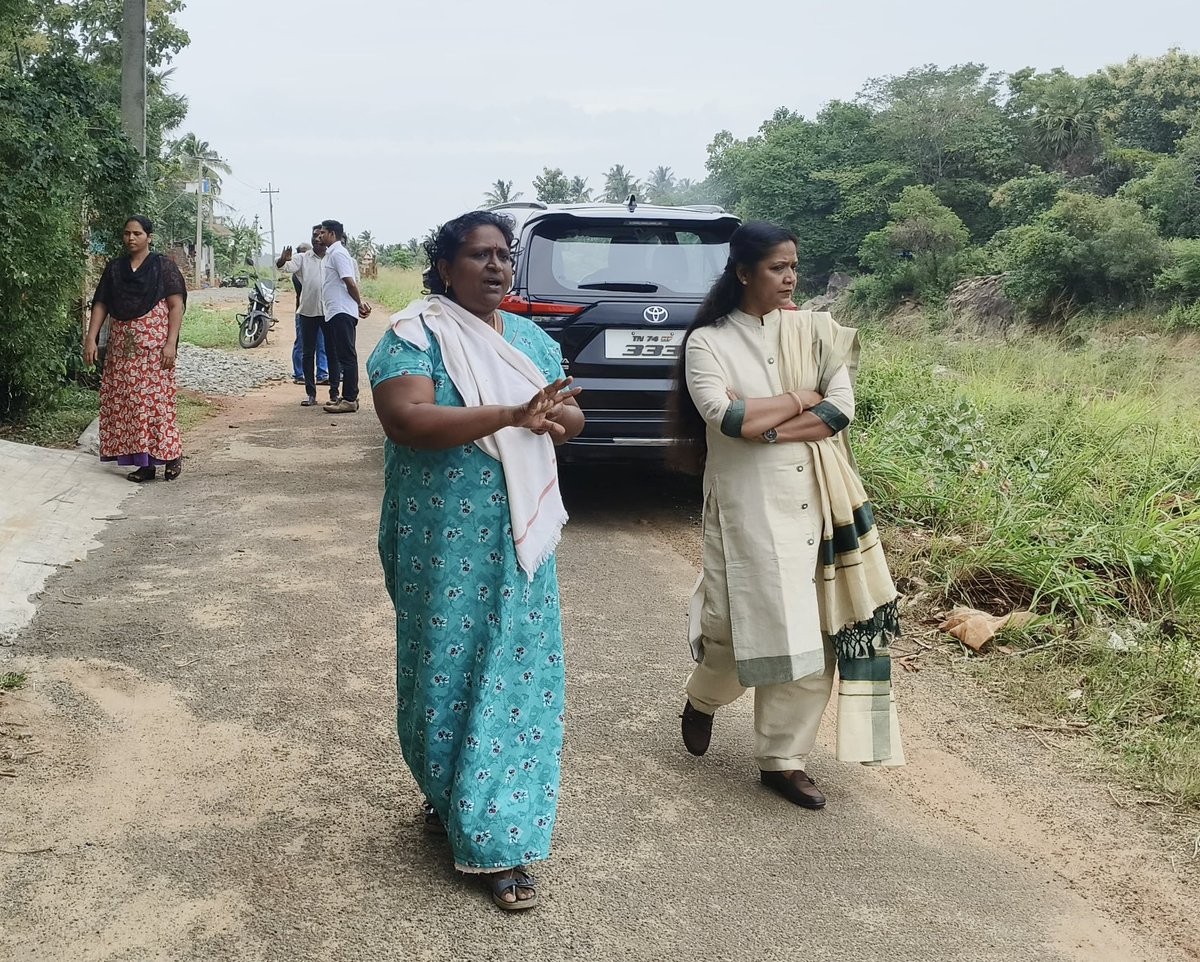 TharahaiC's tweet photo. குளச்சல், கண்டன்விளை பகுதியில் உள்ள கால்வாயில் நீர் வரத்து இல்லை என்பதாகவும் அப்பகுதியின் சாலைகள் மோசமான நிலையில் இருப்பதாகவும் அப்பகுதி மக்கள் என்னிடம் தெரிவித்த புகாரை தொடர்ந்து அப்பகுதிகளை ஆய்வு செய்ததுடன் இதற்கு தீர்வு காண சம்பத்தப்பட்ட அதிகாரிகளை தொடர்புகொண்டு பேசினேன். https://t.co/7JKhjzBPVV