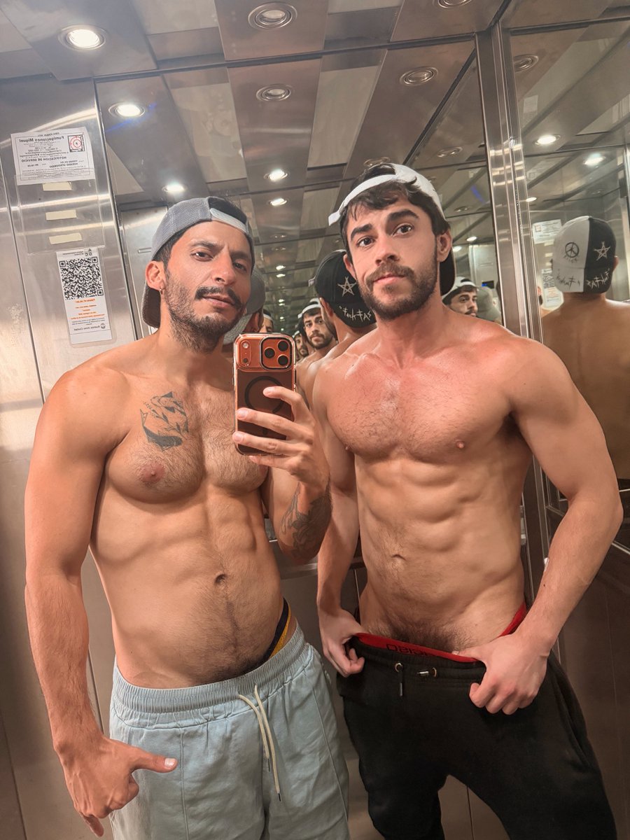 xSOMOSFYG's tweet photo. ¿Crees que el ascensor es el mejor lugar para esta foto? ¡Nosotros sí! 😜 ❤️‍🔥 https://t.co/ajafLgD8fz
