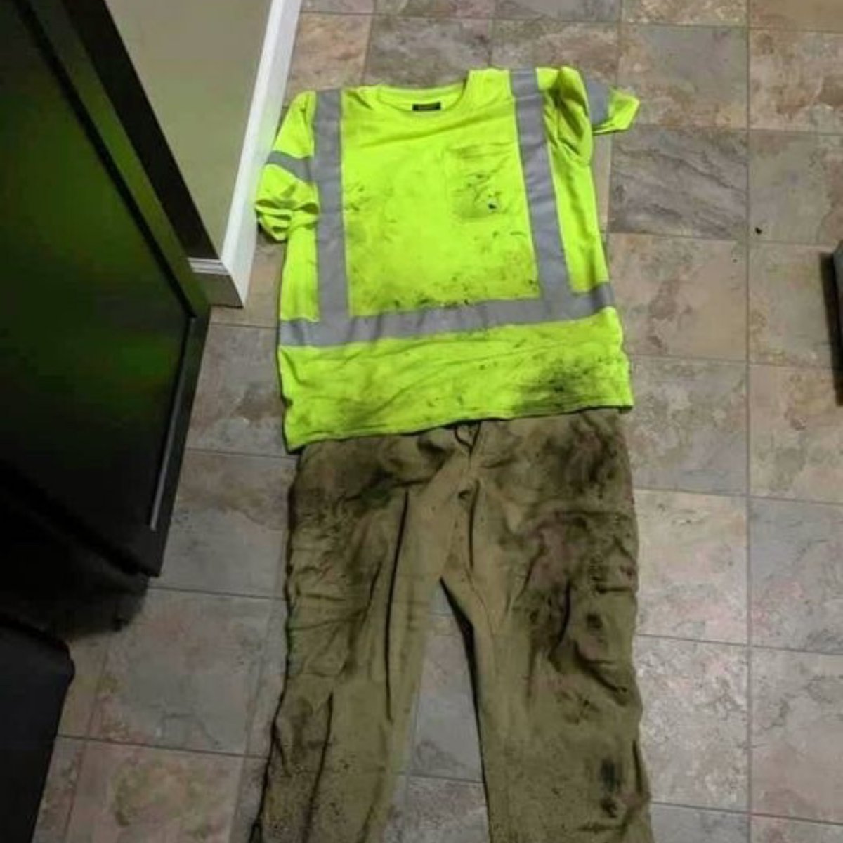 feelgoodtale's tweet photo. "I just got off work after a long shift—6 a.m. to 9 p.m.—and had to go back in at 4 a.m. the next morning. I stopped at the store to grab a few things for work, still wearing my dirty work clothes.

While shopping, I saw a family with a teenage kid, maybe 15, and a little boy around 6 years old. As I walked behind them, the little boy started making funny faces at me. Being a dad myself, I made some faces back! He laughed, but then his parents looked at me—dirty work clothes and all—and quickly rushed away.

I didn’t think much of it until I heard them talking in the next aisle.

They were scolding their older kid, saying, ‘If you don’t go to college, you’ll end up like him—no money, struggling in life.’

We all ended up at the checkout at the same time. The kids were asking for candy bars, but their parents snapped at them, saying they couldn’t afford it.

So, what did I do? I bought each kid two candy bars. Their parents looked shocked and told me I didn’t have to do that.

I smiled and said, ‘I know I didn’t have to, but I had extra money and wanted to share it today!’

What I’m saying is this—just because someone is in dirty clothes, looks rough, or even smells bad doesn’t mean they aren’t successful or kind.

Never judge a book by its cover!"

Credit: Brandon Whitesell

Kindness is free.