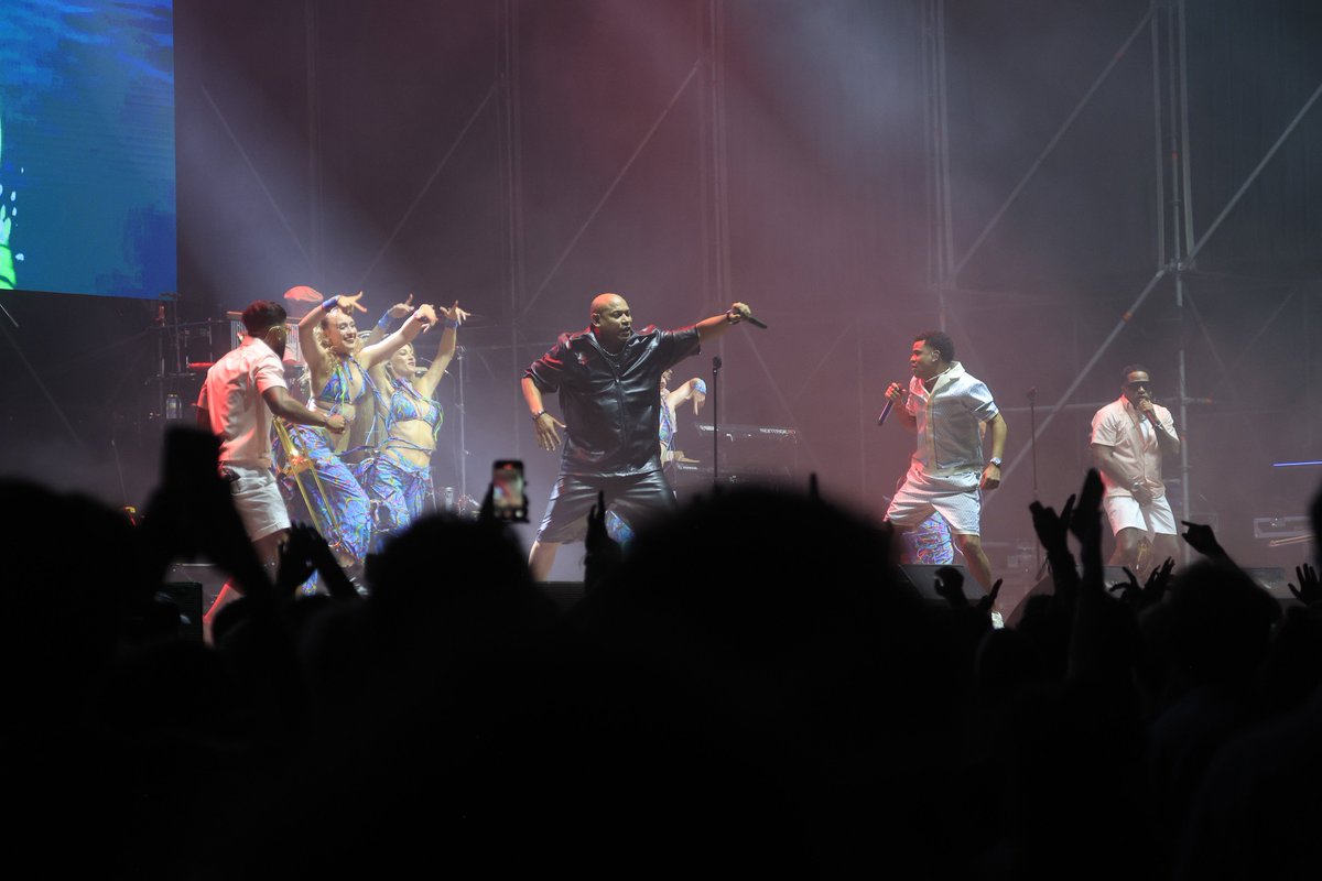 andrs_ra's tweet photo. El dúo cubano formado por Alexander Delgado y Randy Malcom atrae a numeroso público en su concierto en la plaza de toros Las Palomas  @cabaretfestival #cabaretfestival #algeciras https://t.co/d4azVklQmy