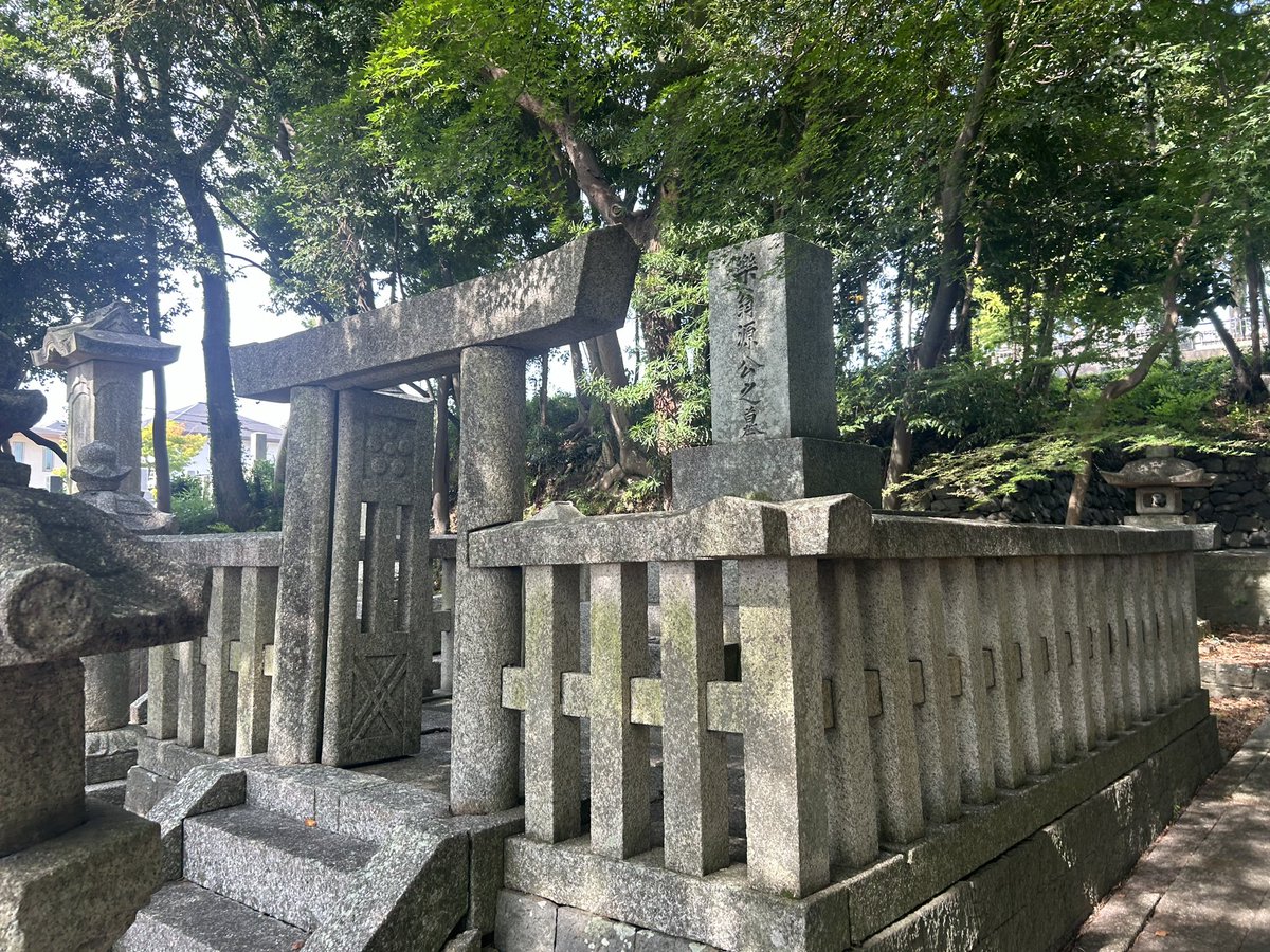 hiroshixhasuki's tweet photo. 照源寺
桑名藩主松平氏の菩提寺にあたる。
桑名藩を務めた定勝は家康の異父弟で桑名藩は定行次いで弟の定綱が継ぎ以降は定綱の系譜が続いた。
寛政の改革の松平定信（楽翁）の墓も残るが定信は桑名藩主を務めていないが定信の希望で子の定永が白河藩から桑名藩に三方領知替えで復帰した。 https://t.co/3gSgjQFZoA