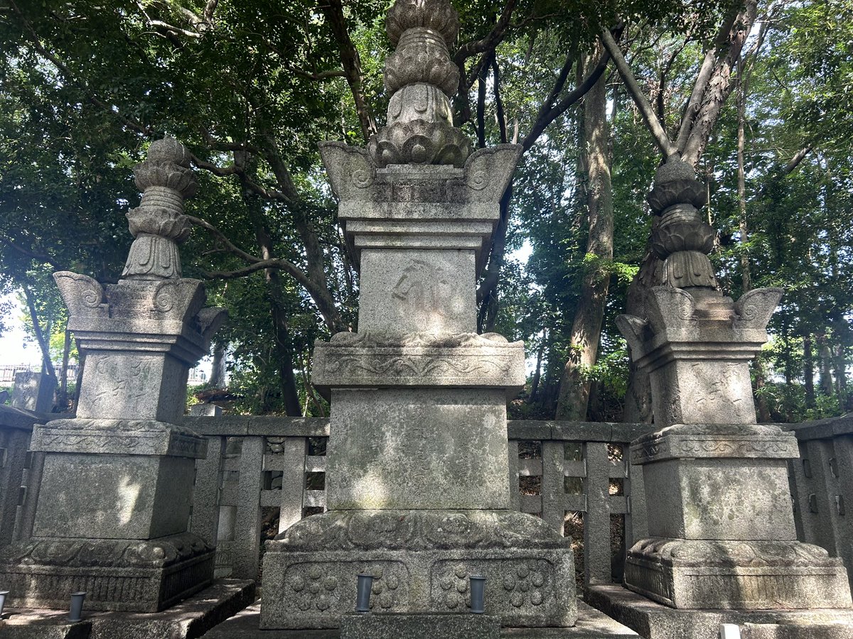 hiroshixhasuki's tweet photo. 照源寺
桑名藩主松平氏の菩提寺にあたる。
桑名藩を務めた定勝は家康の異父弟で桑名藩は定行次いで弟の定綱が継ぎ以降は定綱の系譜が続いた。
寛政の改革の松平定信（楽翁）の墓も残るが定信は桑名藩主を務めていないが定信の希望で子の定永が白河藩から桑名藩に三方領知替えで復帰した。 https://t.co/3gSgjQFZoA