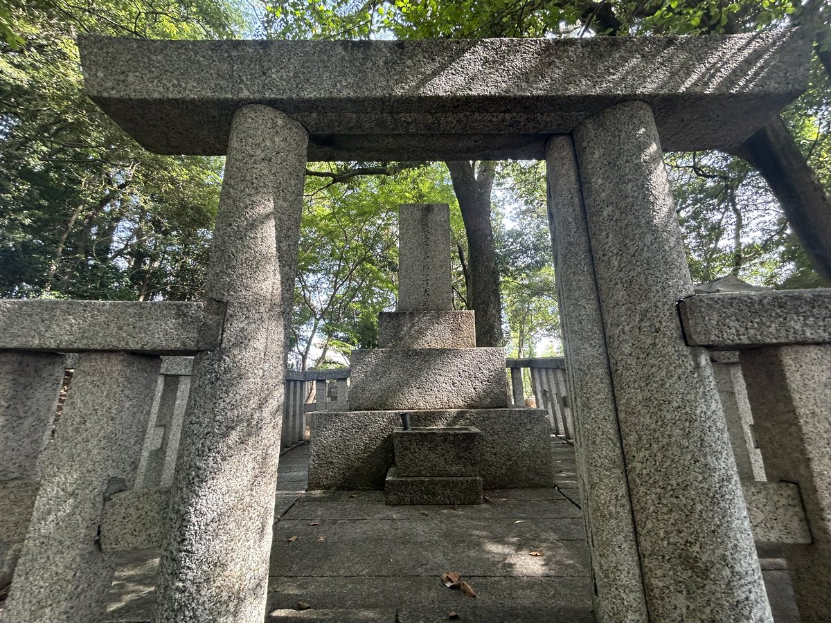 hiroshixhasuki's tweet photo. 照源寺
桑名藩主松平氏の菩提寺にあたる。
桑名藩を務めた定勝は家康の異父弟で桑名藩は定行次いで弟の定綱が継ぎ以降は定綱の系譜が続いた。
寛政の改革の松平定信（楽翁）の墓も残るが定信は桑名藩主を務めていないが定信の希望で子の定永が白河藩から桑名藩に三方領知替えで復帰した。 https://t.co/3gSgjQFZoA