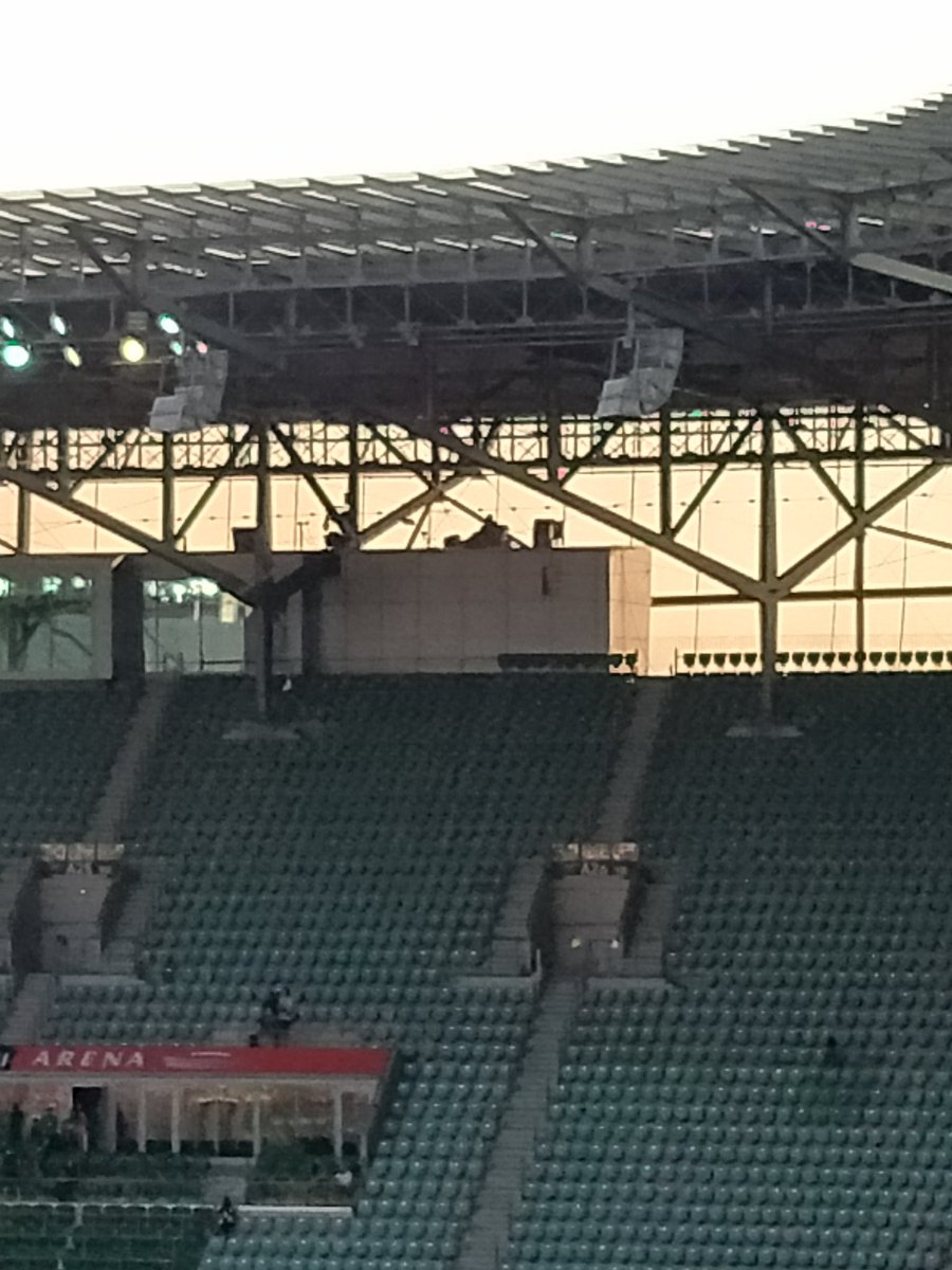 T_Noremberg's tweet photo. Nie wiem co to na tym szarym klocku, ale wygląda jak czyjś stary na kanapie https://t.co/ArNzcZD77d