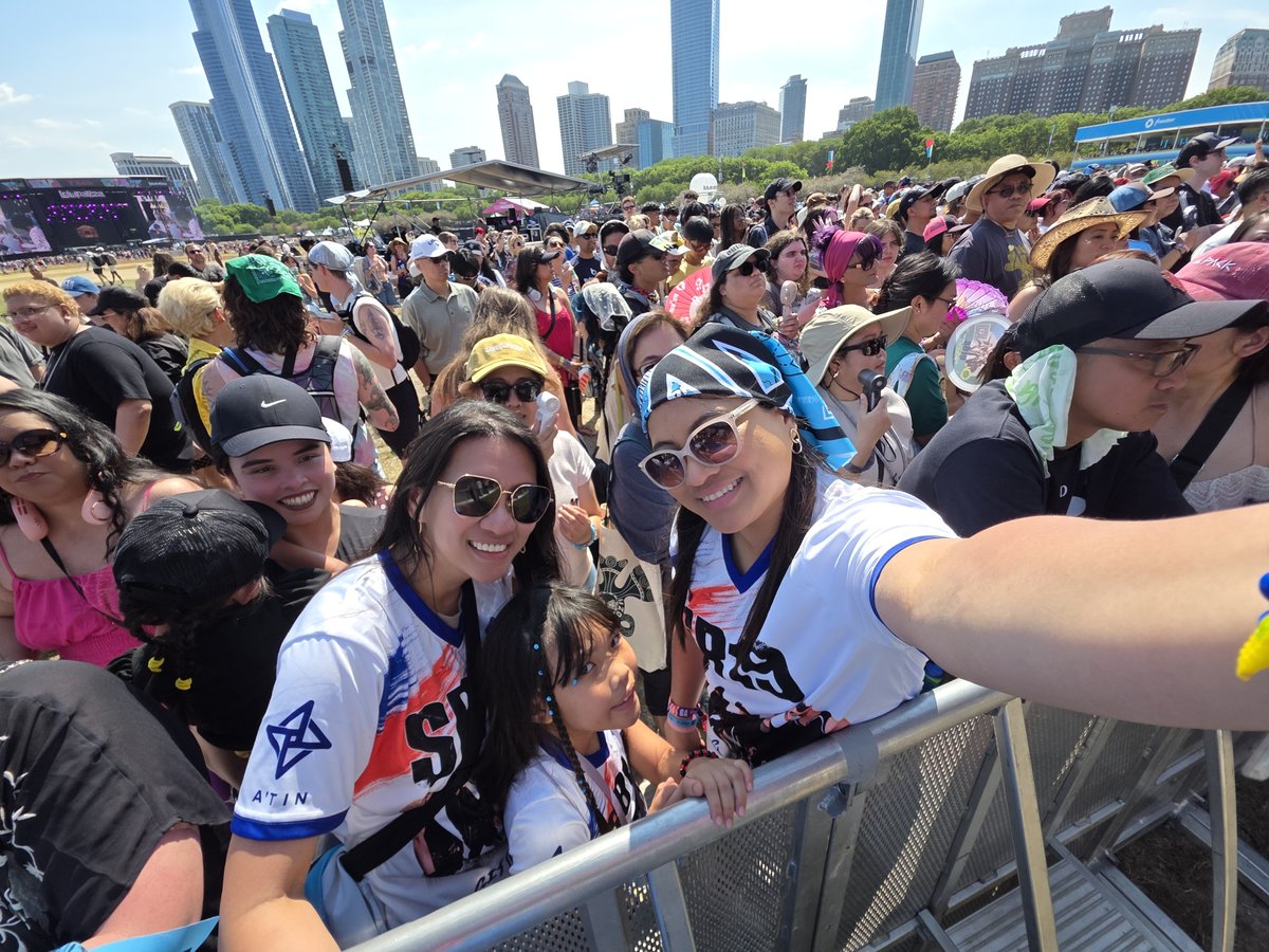 snixxx18_19's tweet photo. I left my heart in Chicago. 🥹❤️ Can't wait to be back. I/We need SB19 again at @lollapalooza next year!! 🙏🏼🔥🇵🇭

@SB19Official #UySB19 #SB19 🐐 https://t.co/nJaSU1UxRc