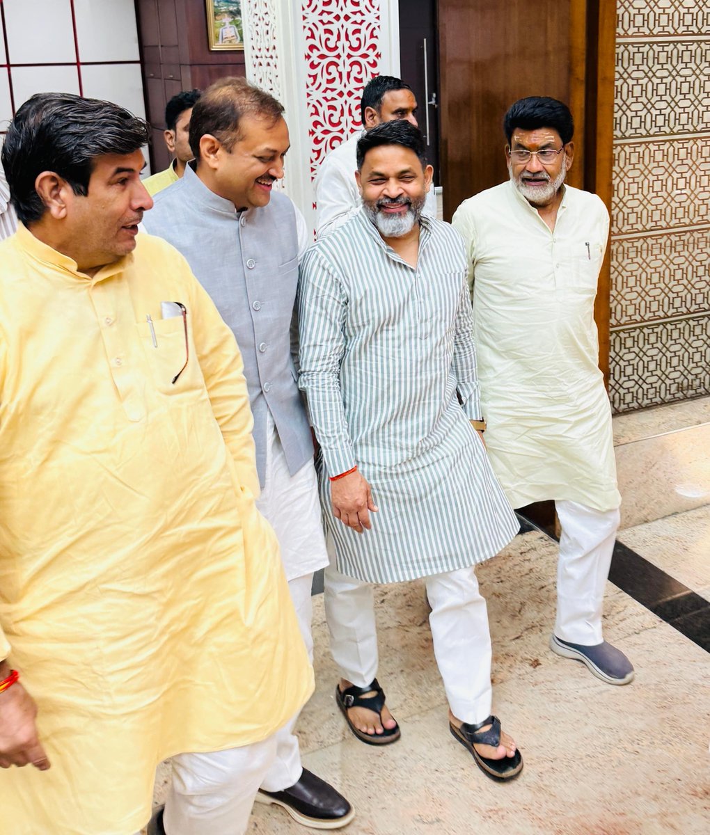 MrYaduvansh's tweet photo. आज लोकभवन, लखनऊ में मानसून सत्र-2026 की कार्यवाही से पूर्व आयोजित एनडीए विधानमंडल दल की बैठक में सम्मिलित हुआ। 
बैठक में माननीय मुख्यमंत्री श्री @myogiadityanath जी, माननीय प्रदेश अध्यक्ष श्री @mppchaudhary जी, माननीय उपमुख्यमंत्री श्री @kpmaurya1 जी, माननीय उपमुख्यमंत्री श्री @brajeshpathakup जी तथा माननीय प्रदेश महामंत्री (संगठन) श्री @idharampalsingh जी का मार्गदर्शन प्राप्त हुआ।